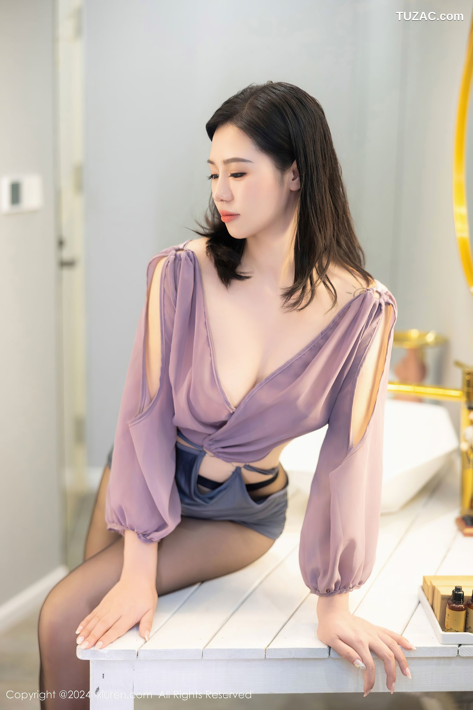 XiuRen秀人网-8902-金小依-紫纱衫灰短裙黑丝爆乳-2024.07.23