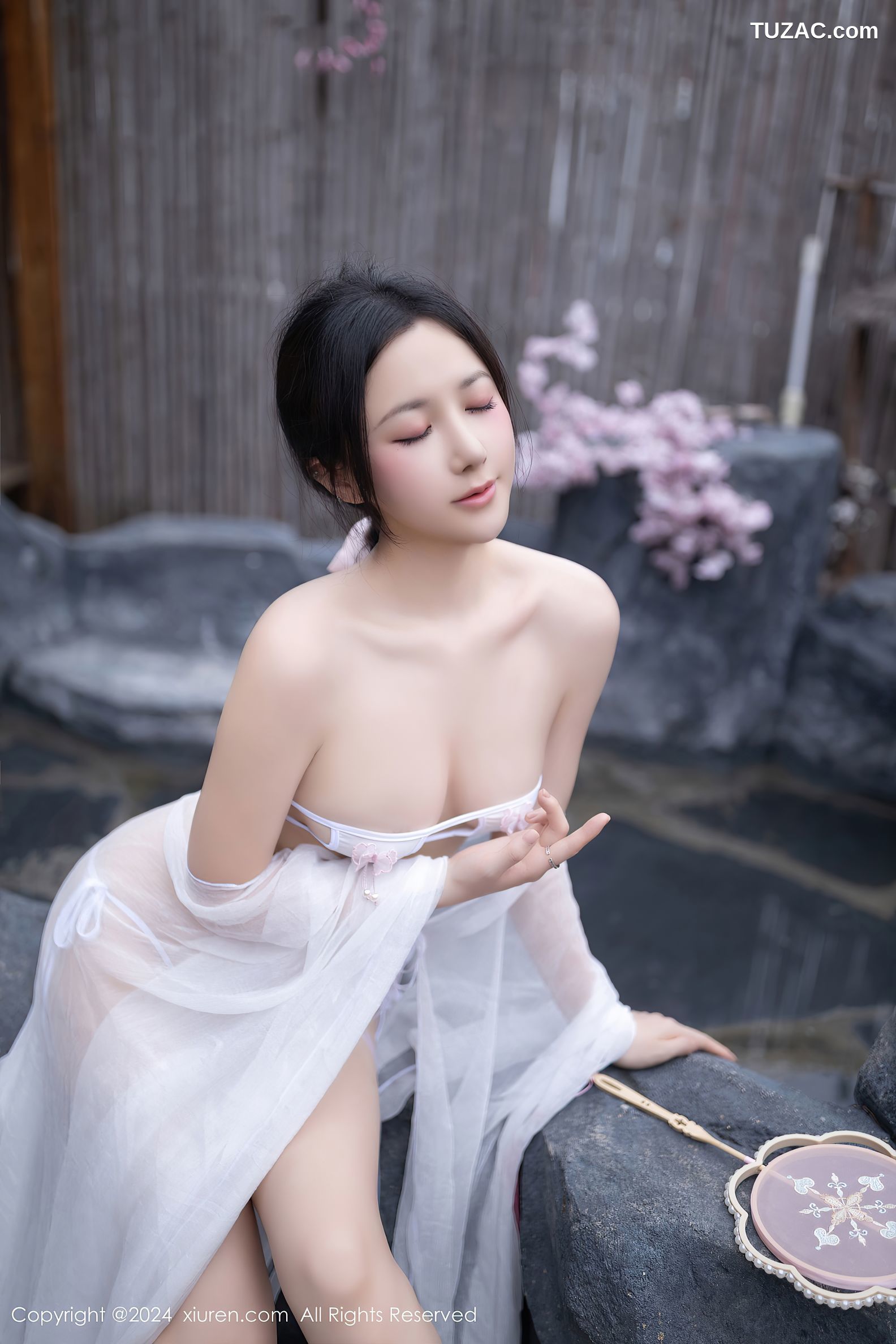 XiuRen秀人网-8927-鱼子酱Fish-迪拜旅拍-古风轻透白纱裙超小白色内衣爆乳-2024.07.26