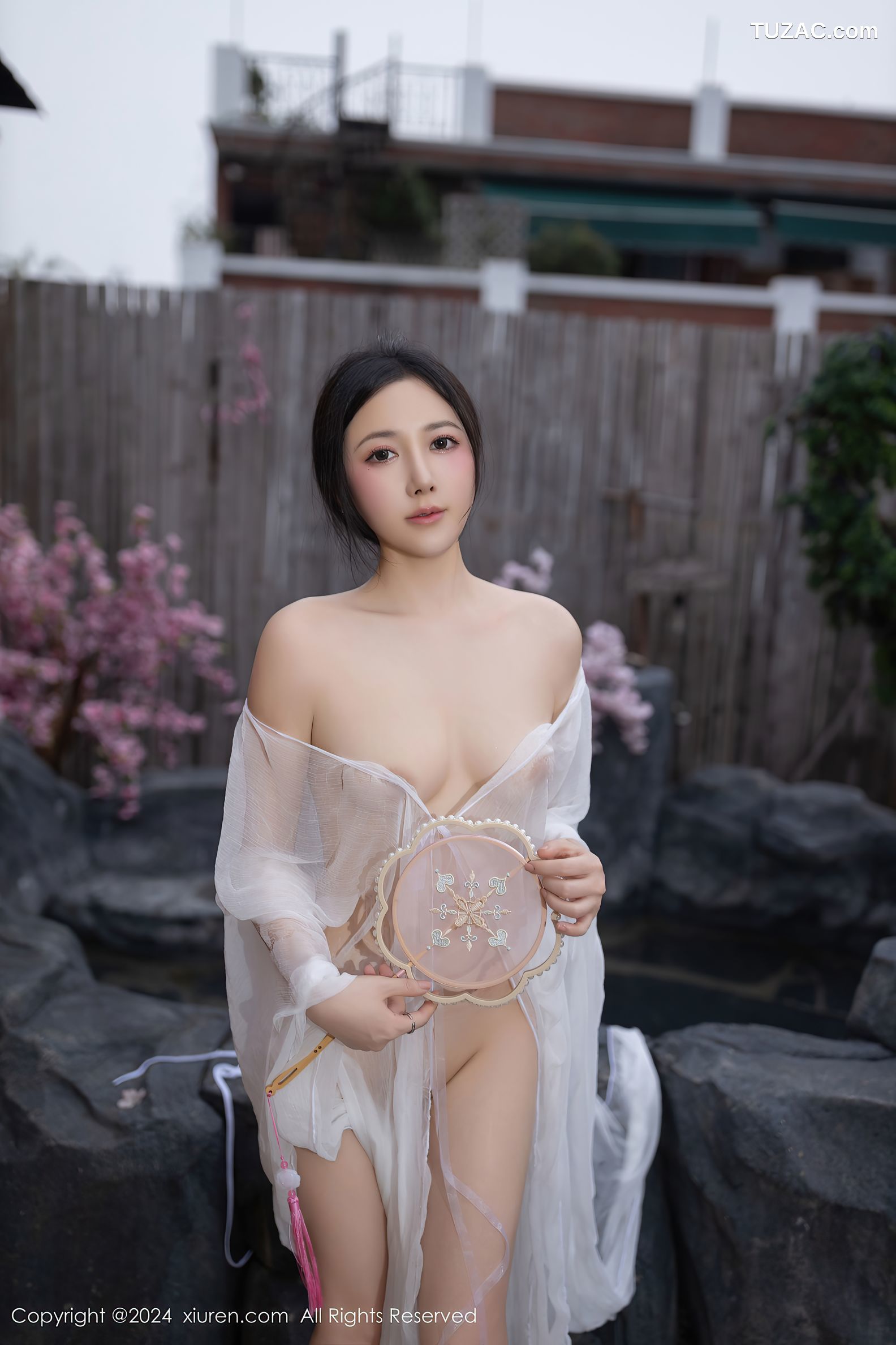 XiuRen秀人网-8927-鱼子酱Fish-迪拜旅拍-古风轻透白纱裙超小白色内衣爆乳-2024.07.26