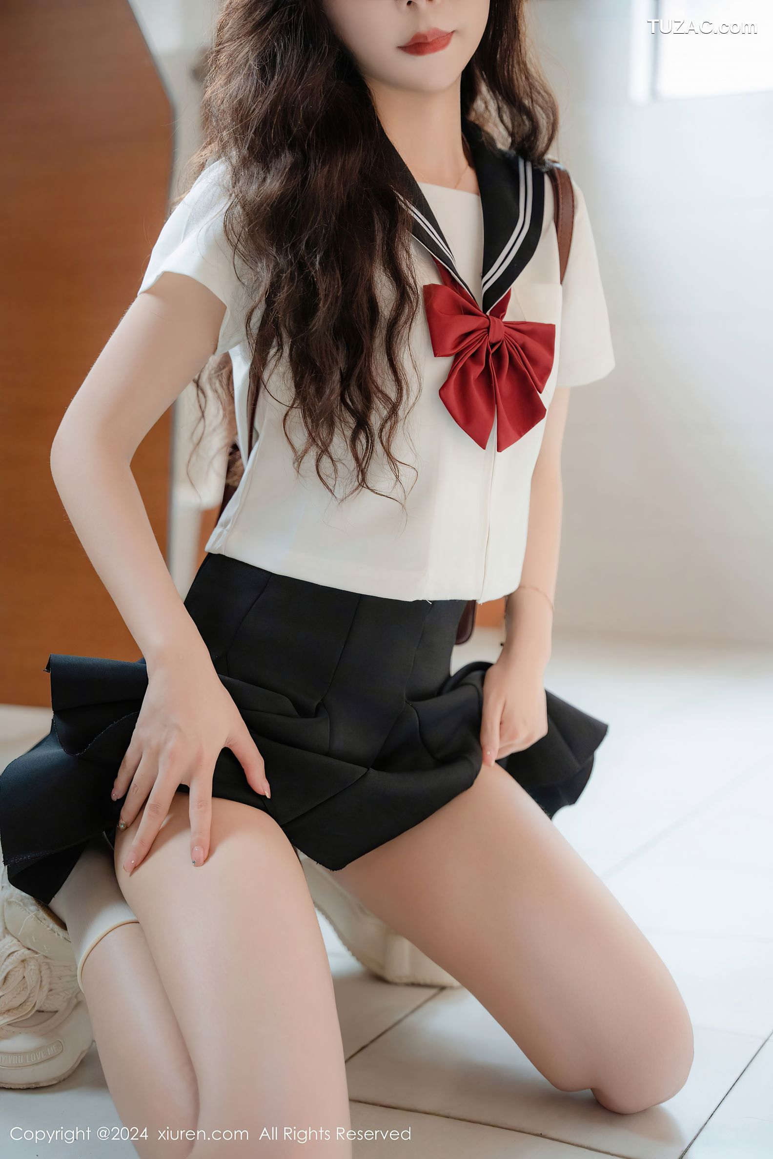 XiuRen秀人网-8948-拍黄瓜girl-首套-学生装水手服深灰短裙-2024.08.01