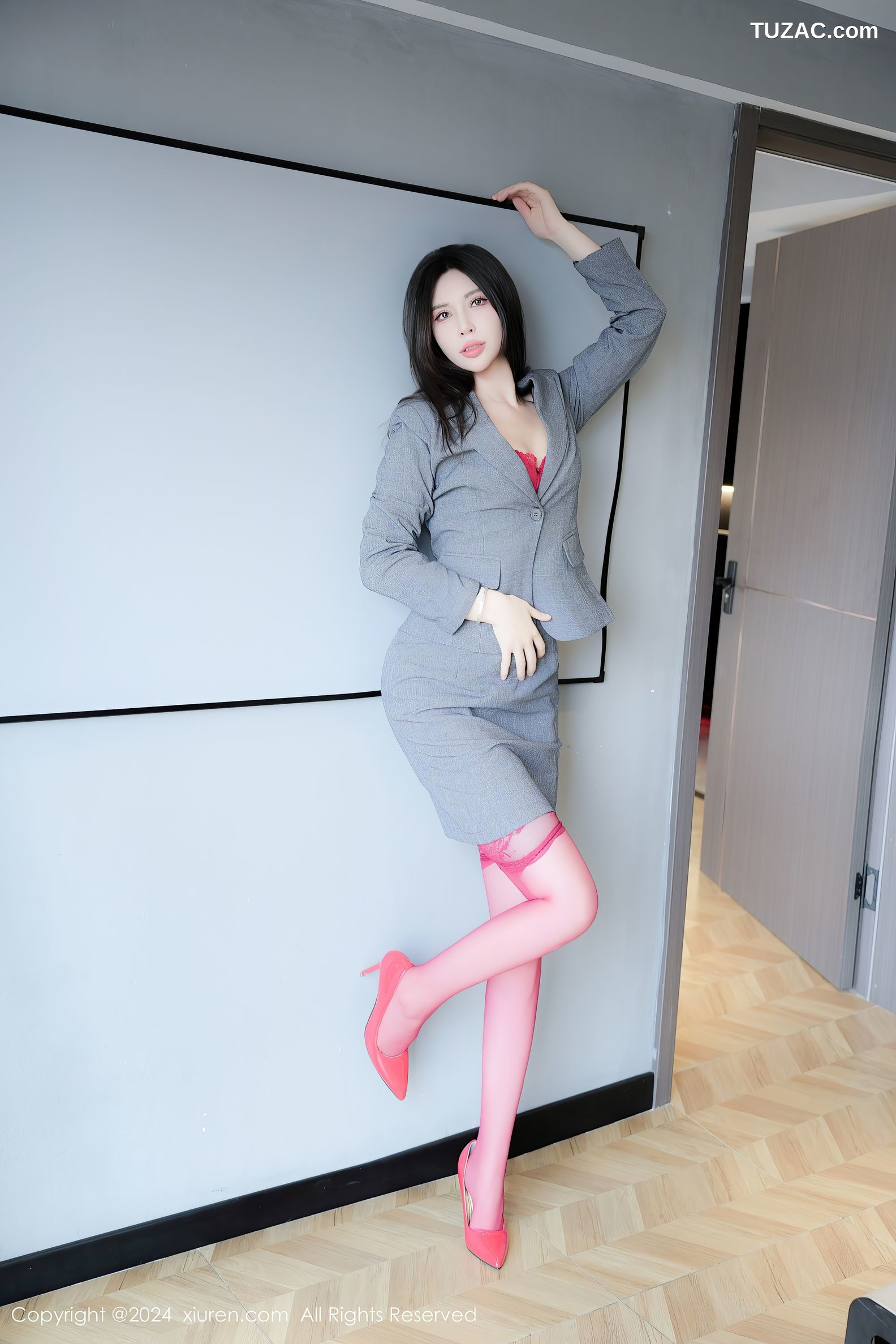XiuRen秀人网-8967-曼柔-OL灰色裙装粉红内衣红色丝袜爆乳-2024.08.05