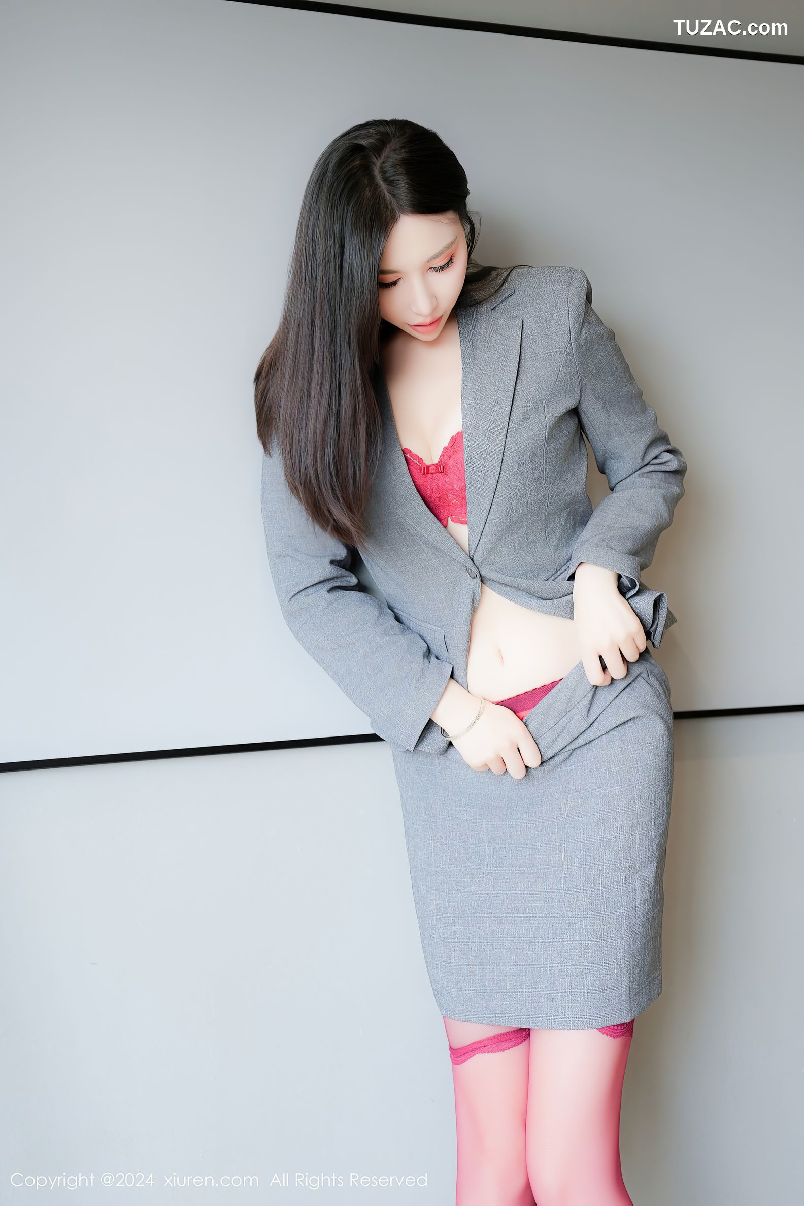 XiuRen秀人网-8967-曼柔-OL灰色裙装粉红内衣红色丝袜爆乳-2024.08.05