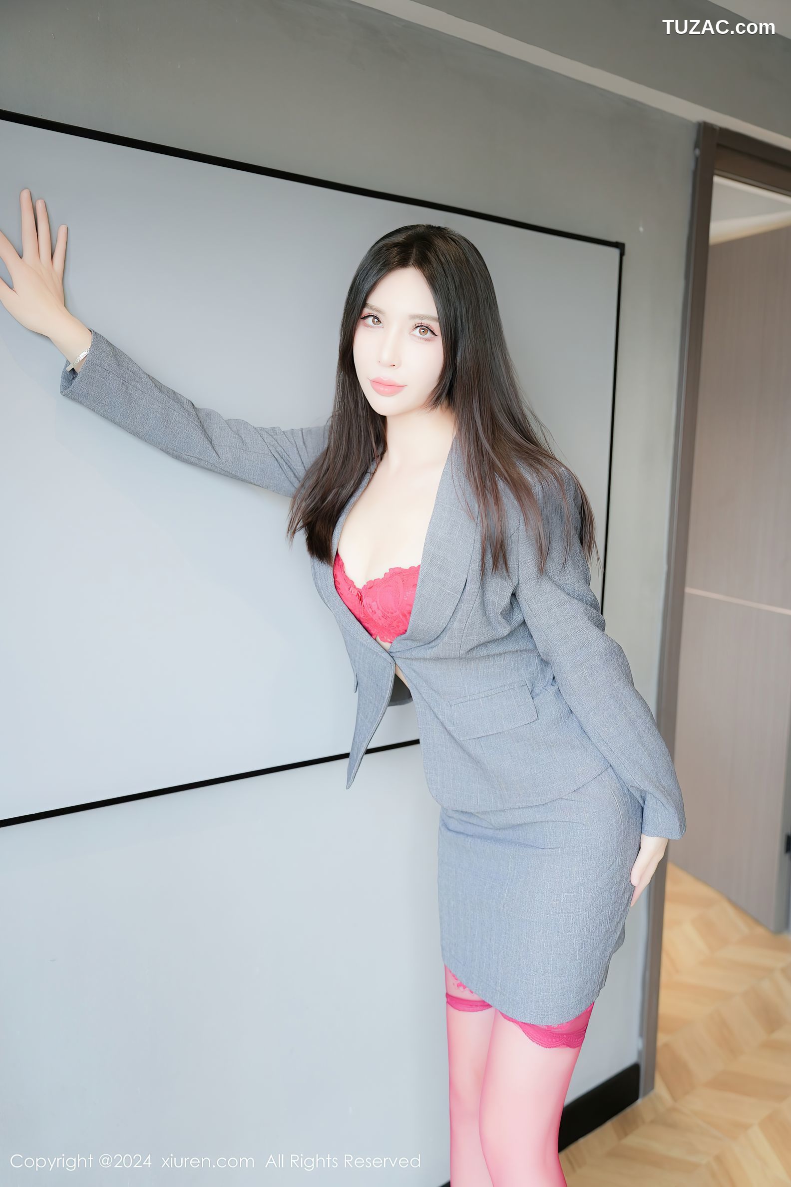 XiuRen秀人网-8967-曼柔-OL灰色裙装粉红内衣红色丝袜爆乳-2024.08.05