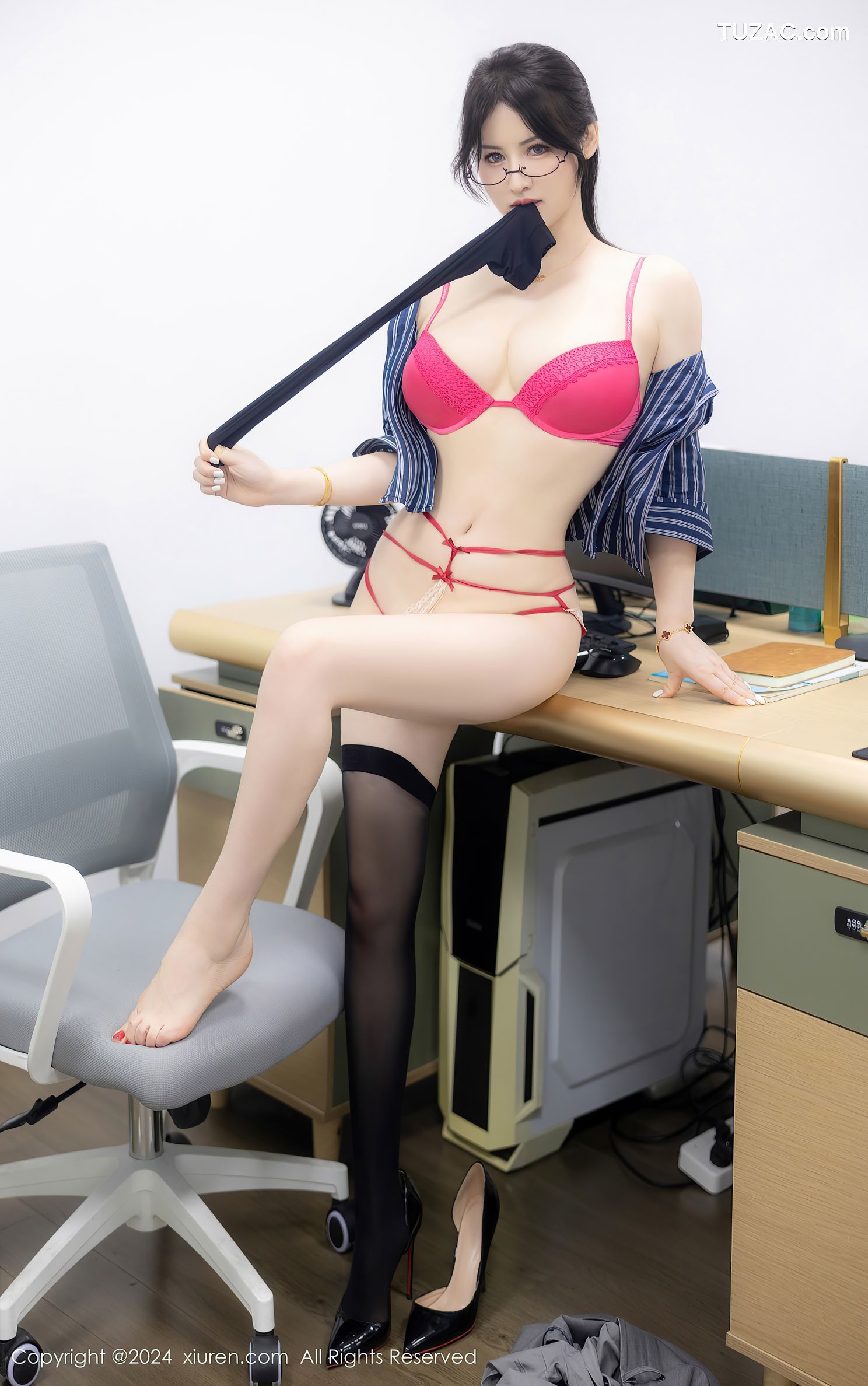 XiuRen秀人网-8971-诗诗kiki-OL蓝条衬衫灰短裙黑丝粉色内衣-2024.08.05