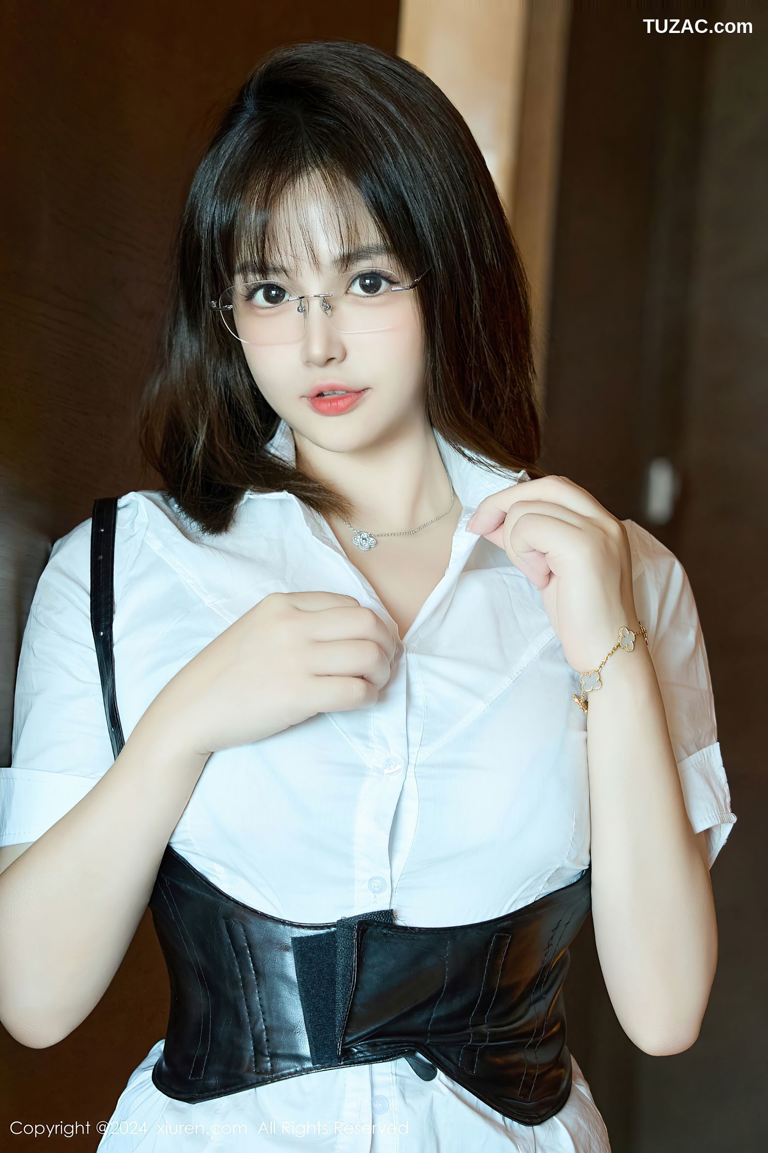 XiuRen秀人网-9104-养乐多Doll-OL白衬衫黑皮短裙黑丝黑色情趣内衣-2024.09.03