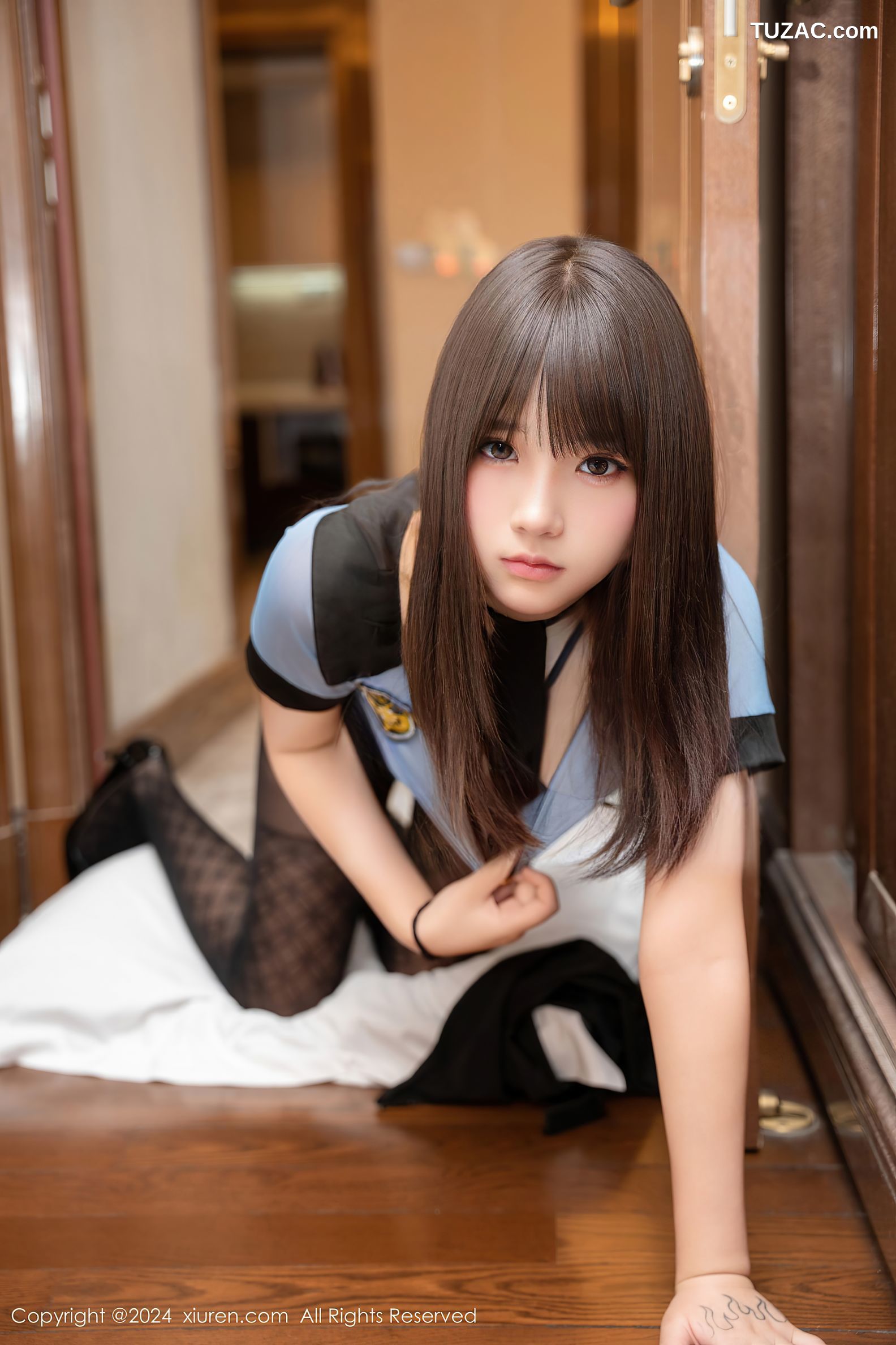 XiuRen秀人网-9129-姚若兮vay-情趣女警蓝T黑短裙黑丝-2024.09.09
