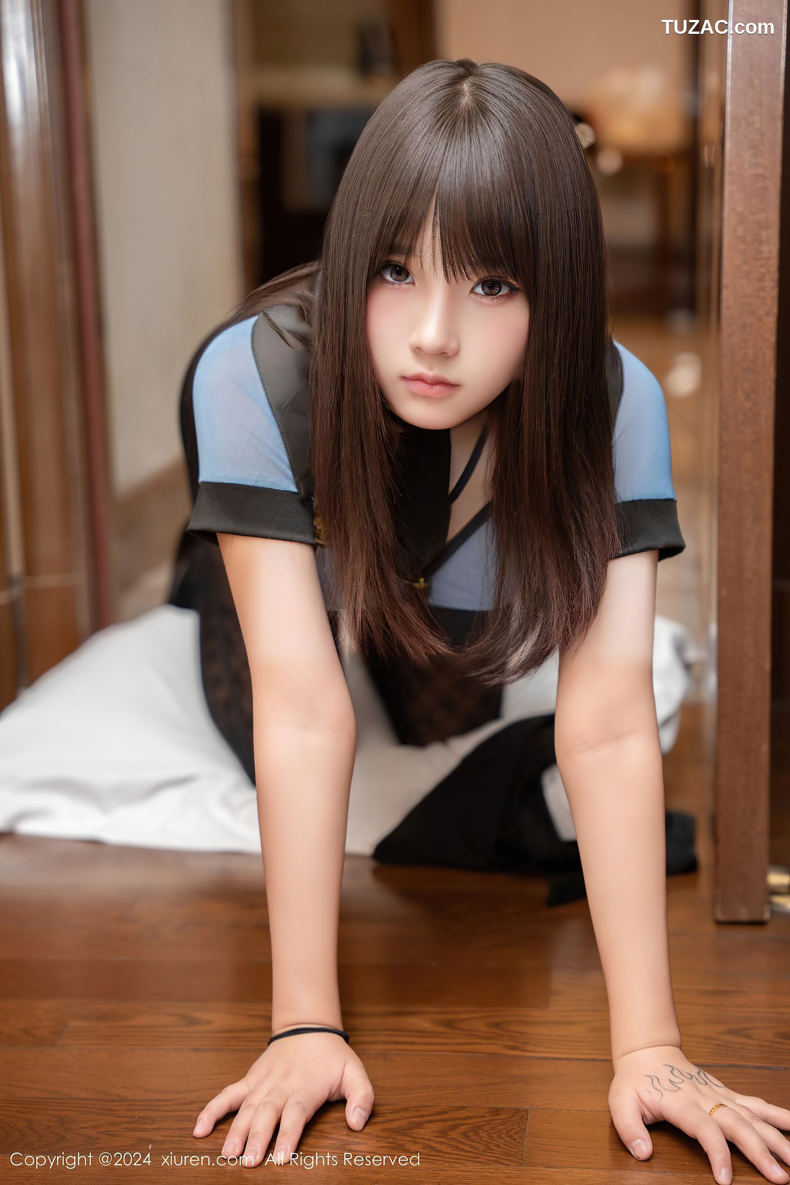 XiuRen秀人网-9129-姚若兮vay-情趣女警蓝T黑短裙黑丝-2024.09.09