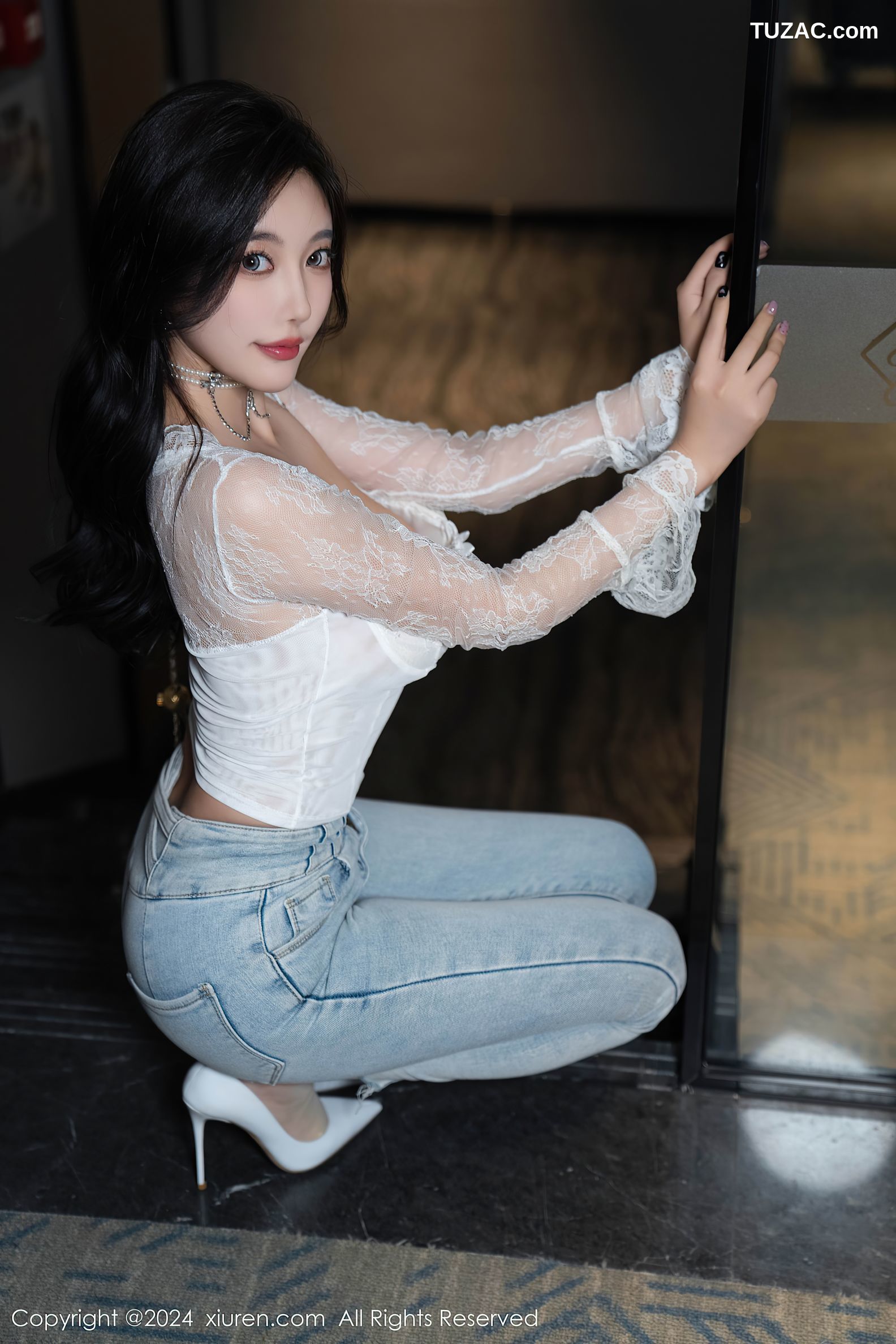 XiuRen秀人网-9140-杨晨晨Yome-白蕾丝T恤牛仔裤白色情趣女仆服-2024.09.10
