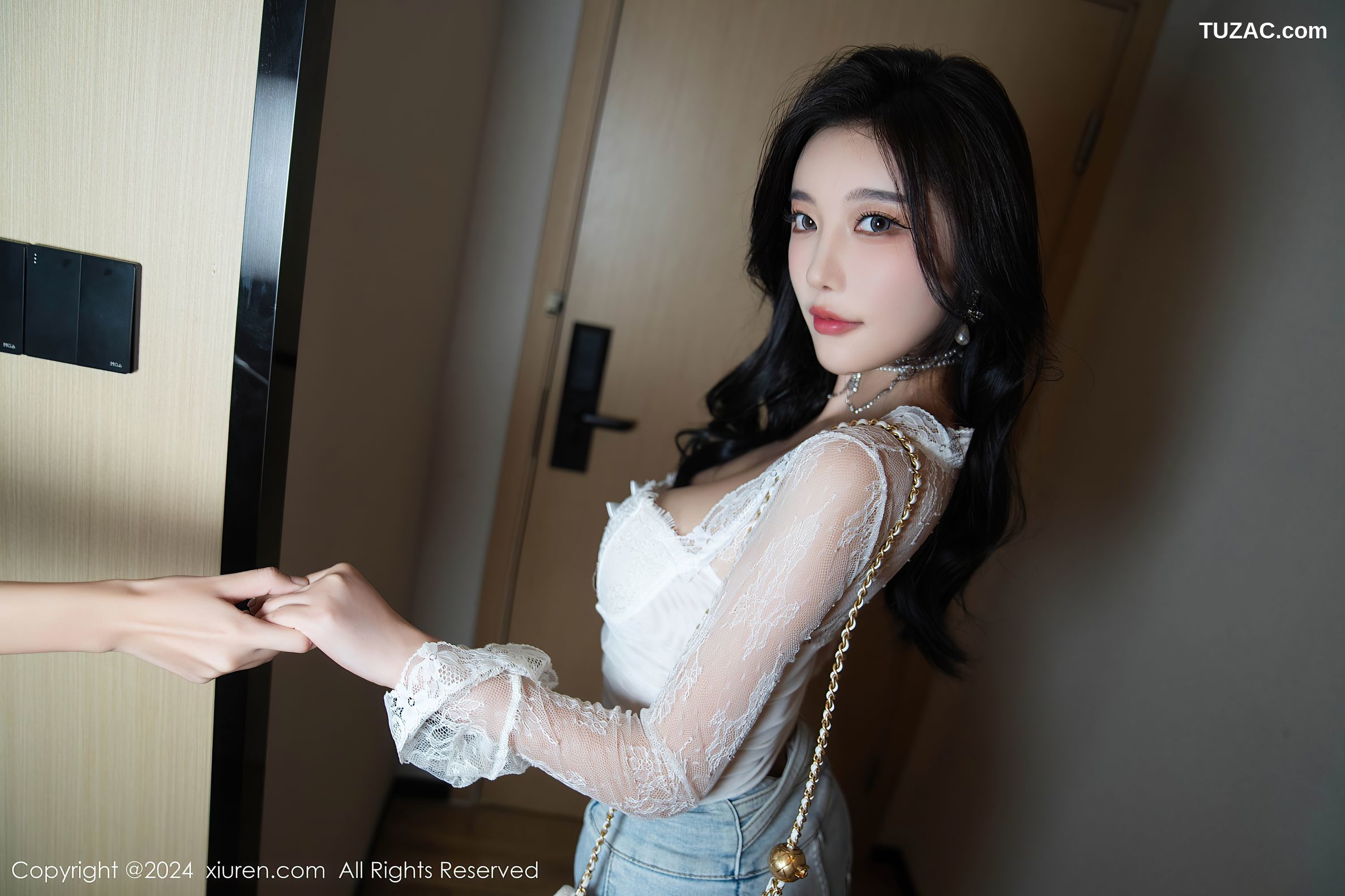 XiuRen秀人网-9140-杨晨晨Yome-白蕾丝T恤牛仔裤白色情趣女仆服-2024.09.10