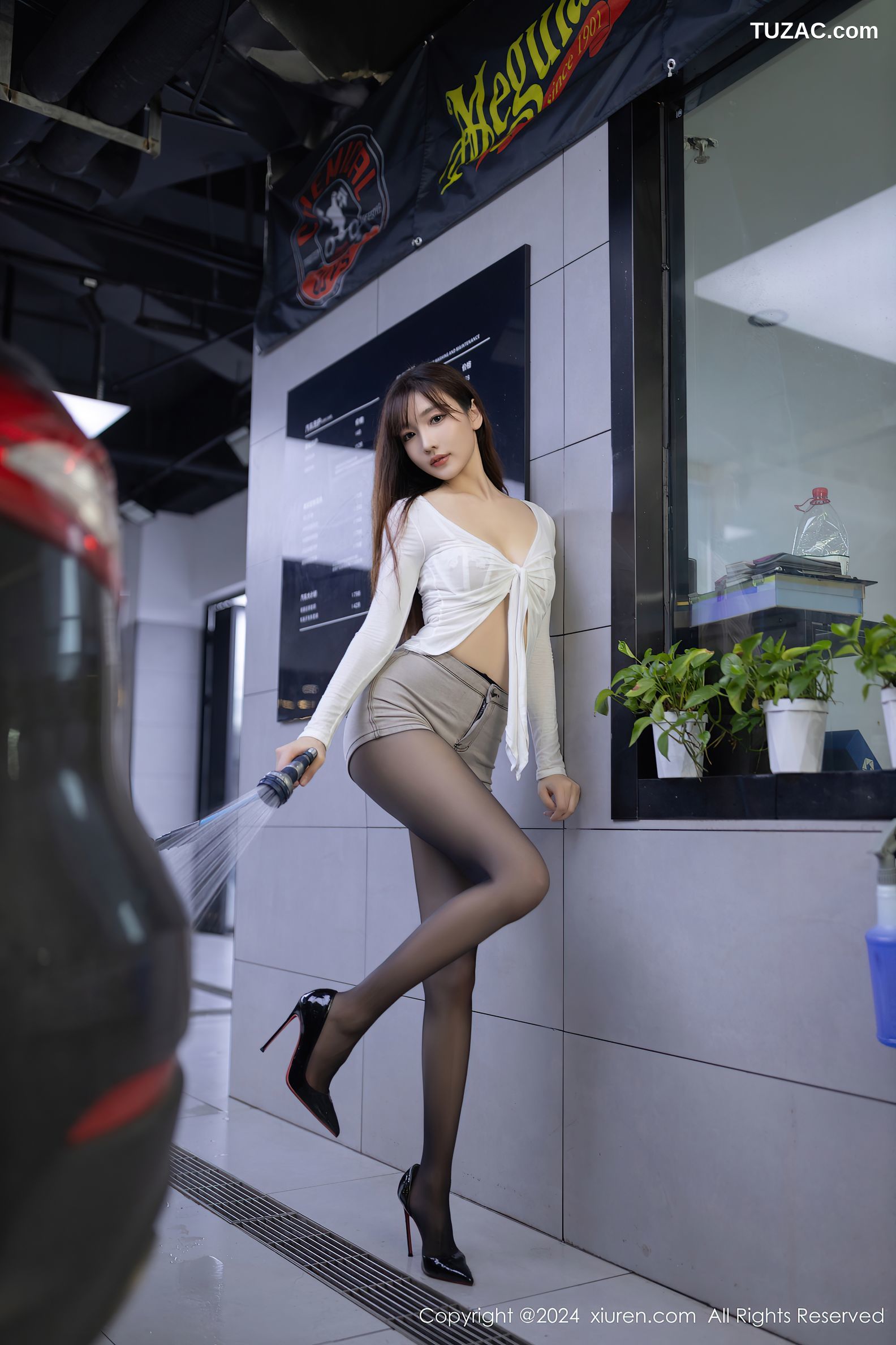 XiuRen秀人网-9181-陆萱萱-洗车主题-白T灰短裤黑丝-2024.09.19