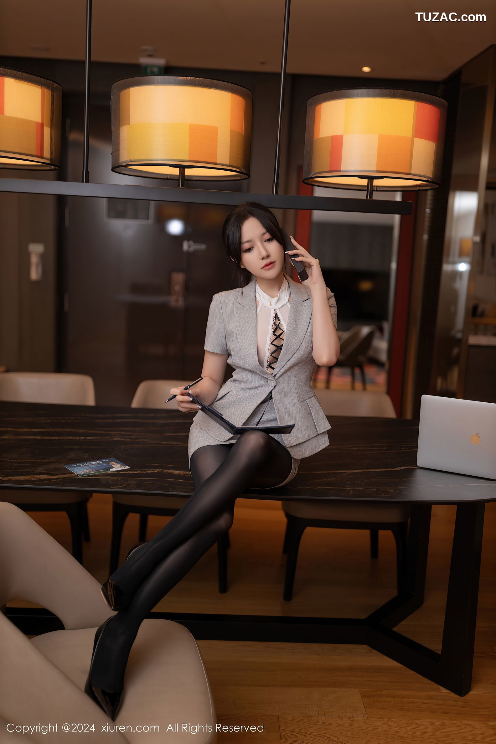 XiuRen秀人网-9189-鱼子酱Fish-韩国旅拍-灰色OL套装黑丝-2024.09.20