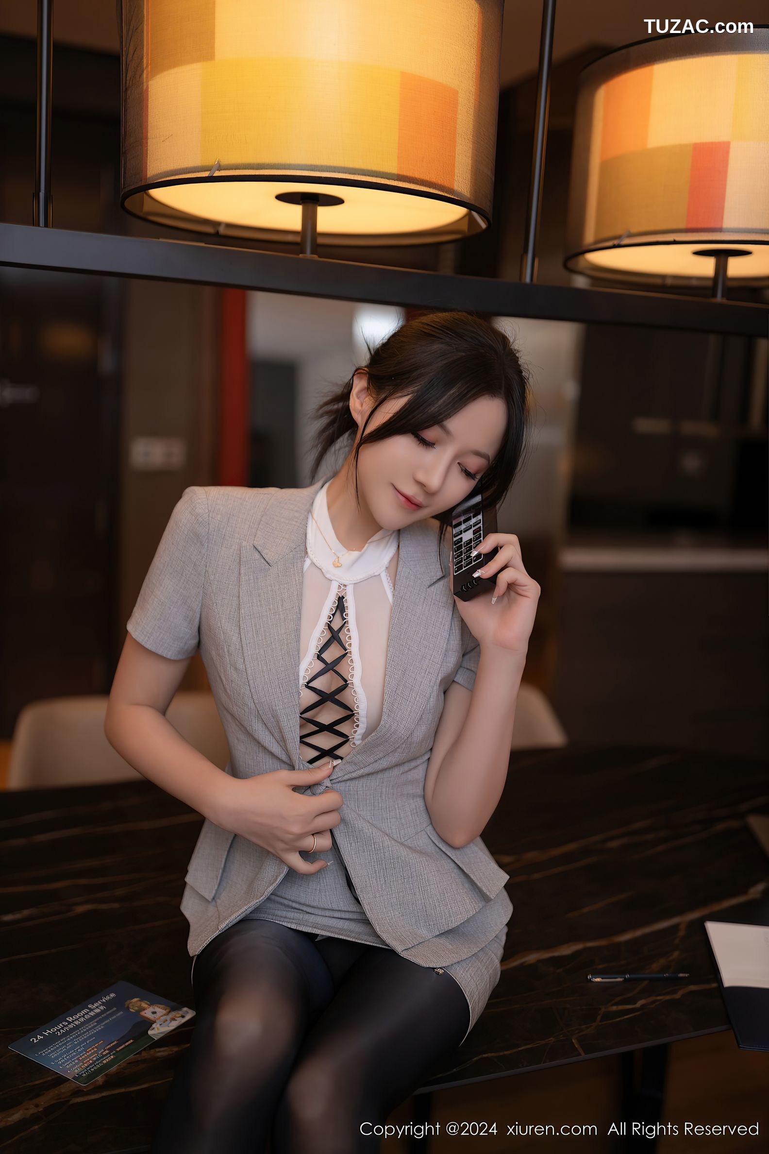XiuRen秀人网-9189-鱼子酱Fish-韩国旅拍-灰色OL套装黑丝-2024.09.20