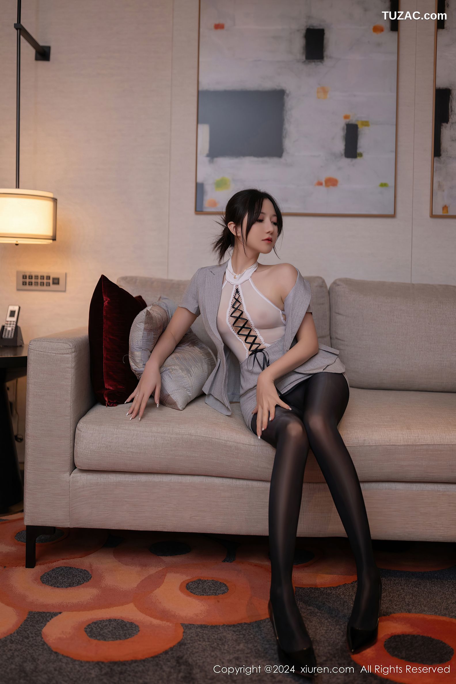 XiuRen秀人网-9189-鱼子酱Fish-韩国旅拍-灰色OL套装黑丝-2024.09.20
