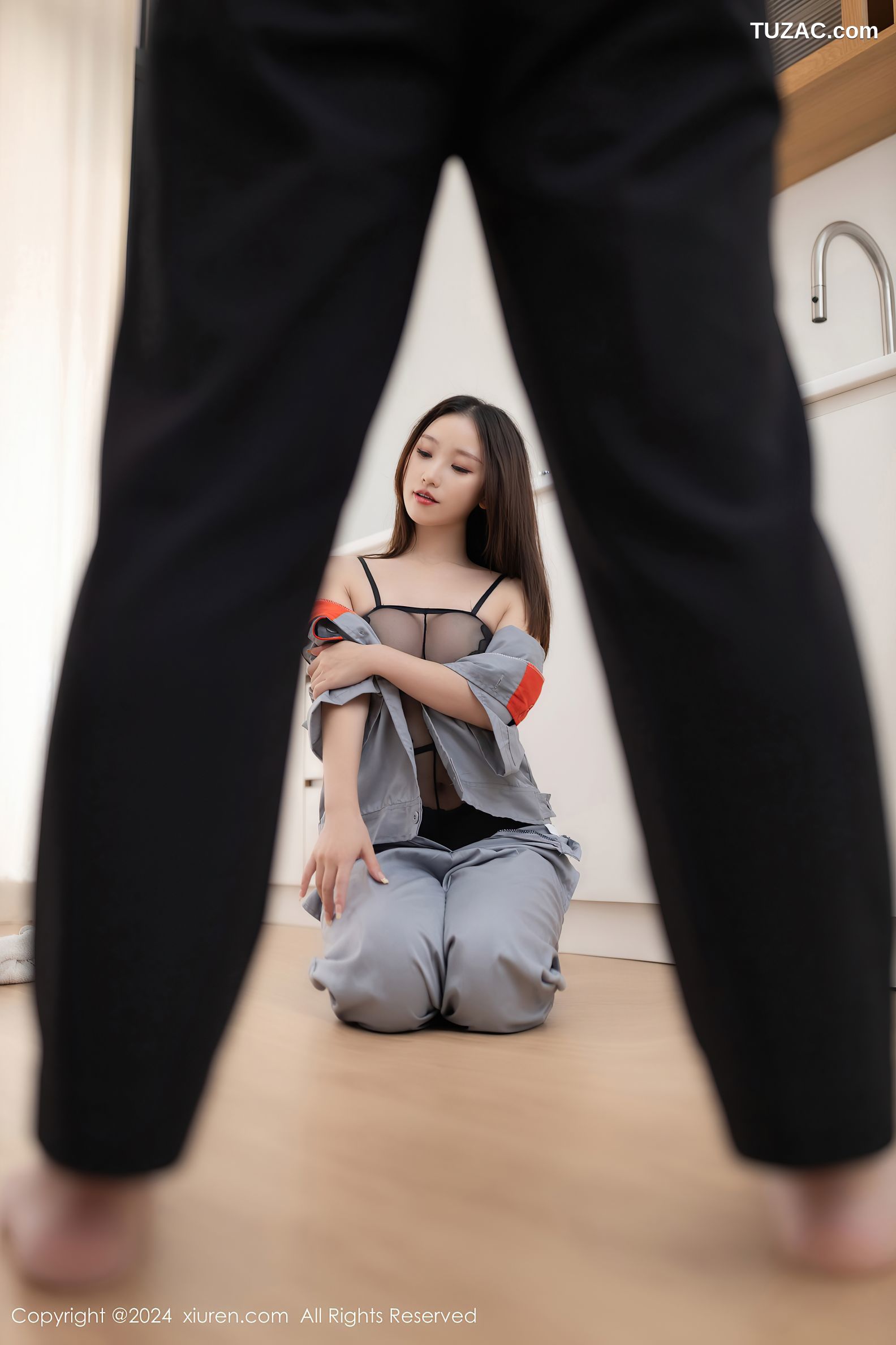 XiuRen秀人网-9207-杏子Yada-女物业灰色工装轻透黑内衣黑丝诱惑-2024.09.25