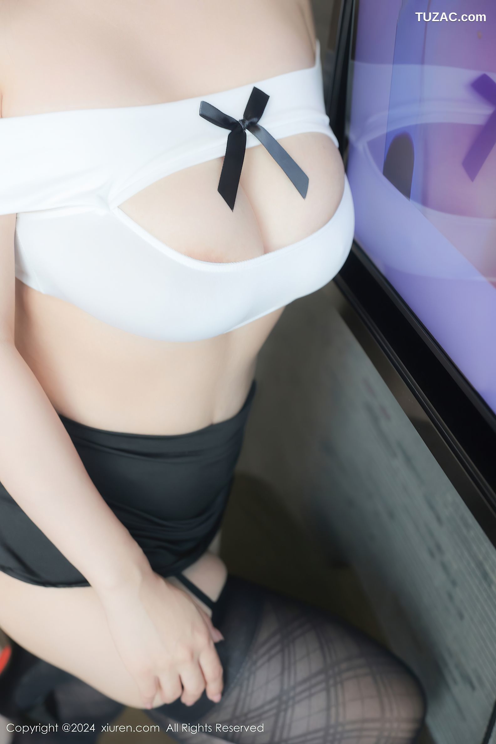 XiuRen秀人网-9209-小肉肉咪-情趣白T黑短裙黑丝爆乳-2024.09.26
