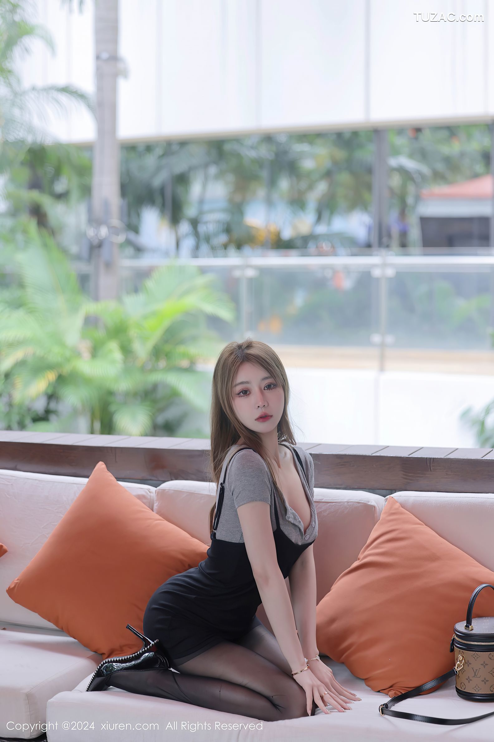 XiuRen秀人网-9213-Zoe柚柚-黑裙灰T凸点-2024.09.26