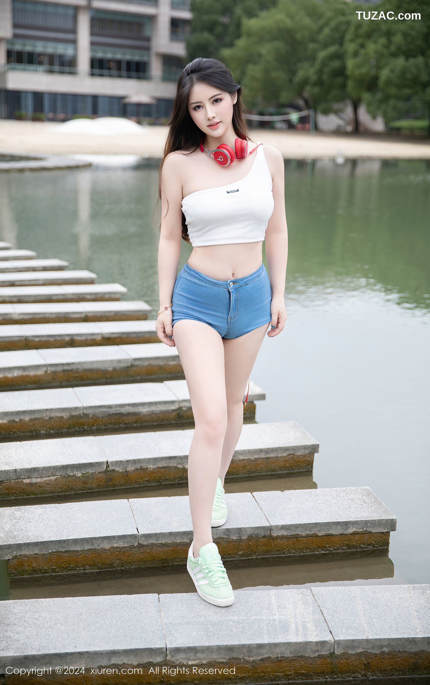 XiuRen秀人网-9354-诗诗kiki-活力户外白T超短牛仔热裤爆乳-2024.10.28