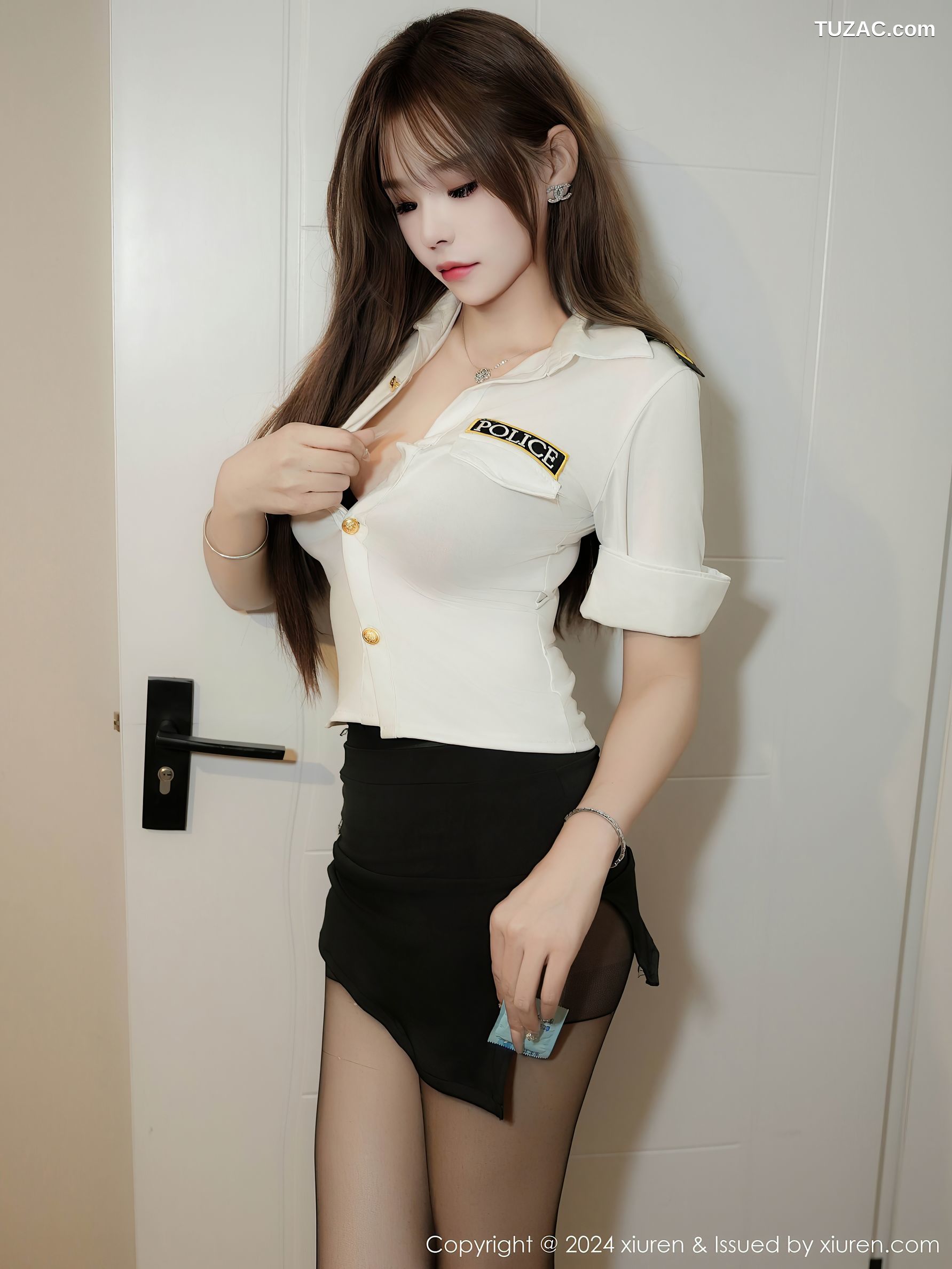 XiuRen秀人网-9378-菲菲吃不胖-情趣女警白衬衫黑短裙黑丝爆乳-2024.11.01