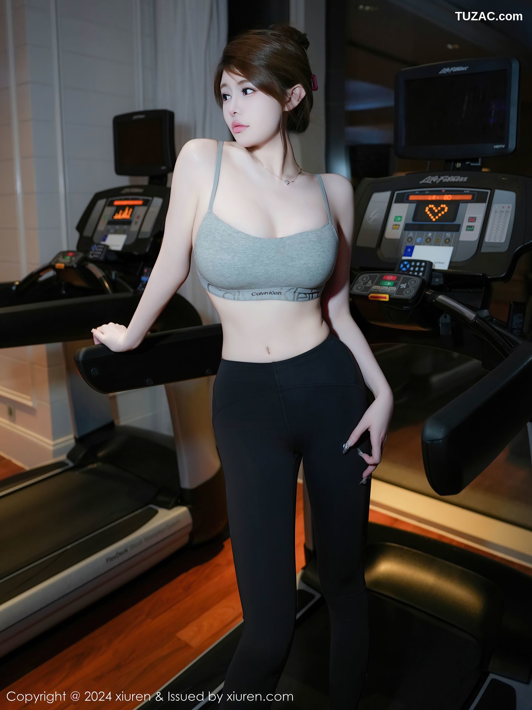 XiuRen秀人网-9452-甜妮-运动美女灰吊带背心黑紧身裤浴室爆乳-2024.11.15