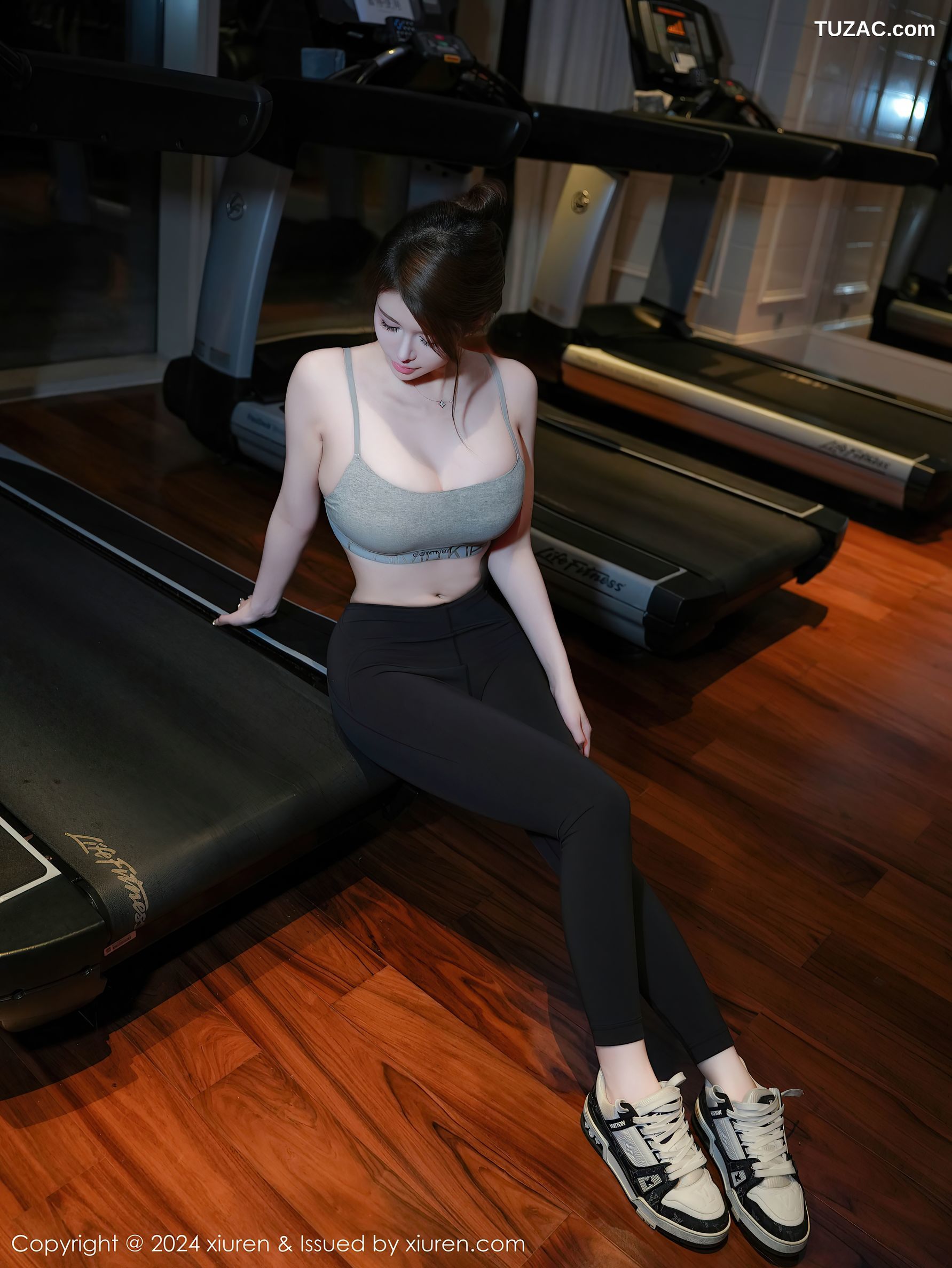 XiuRen秀人网-9452-甜妮-运动美女灰吊带背心黑紧身裤浴室爆乳-2024.11.15