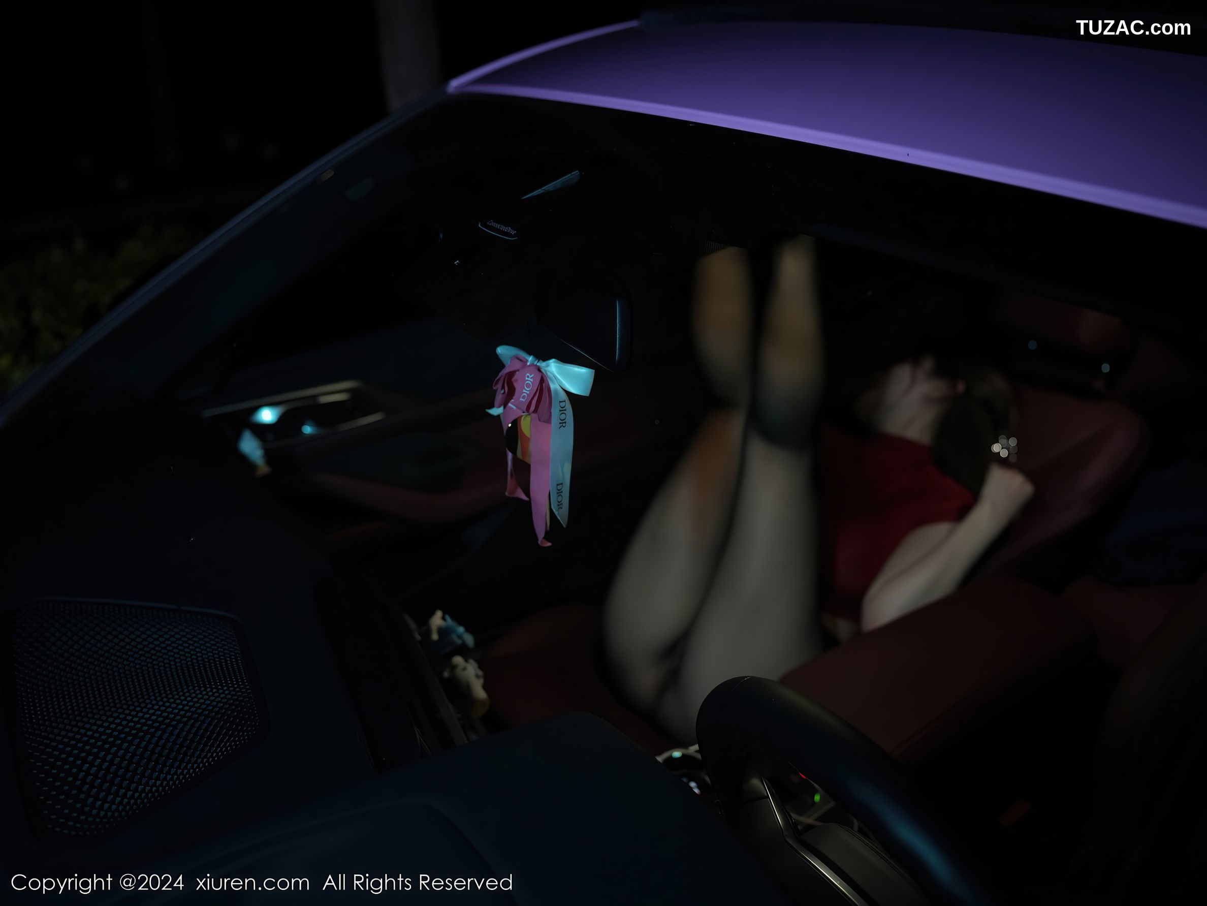 XiuRen秀人网-9558-甜妮-车模红T黑短裙无内黑丝爆乳-2024.12.06