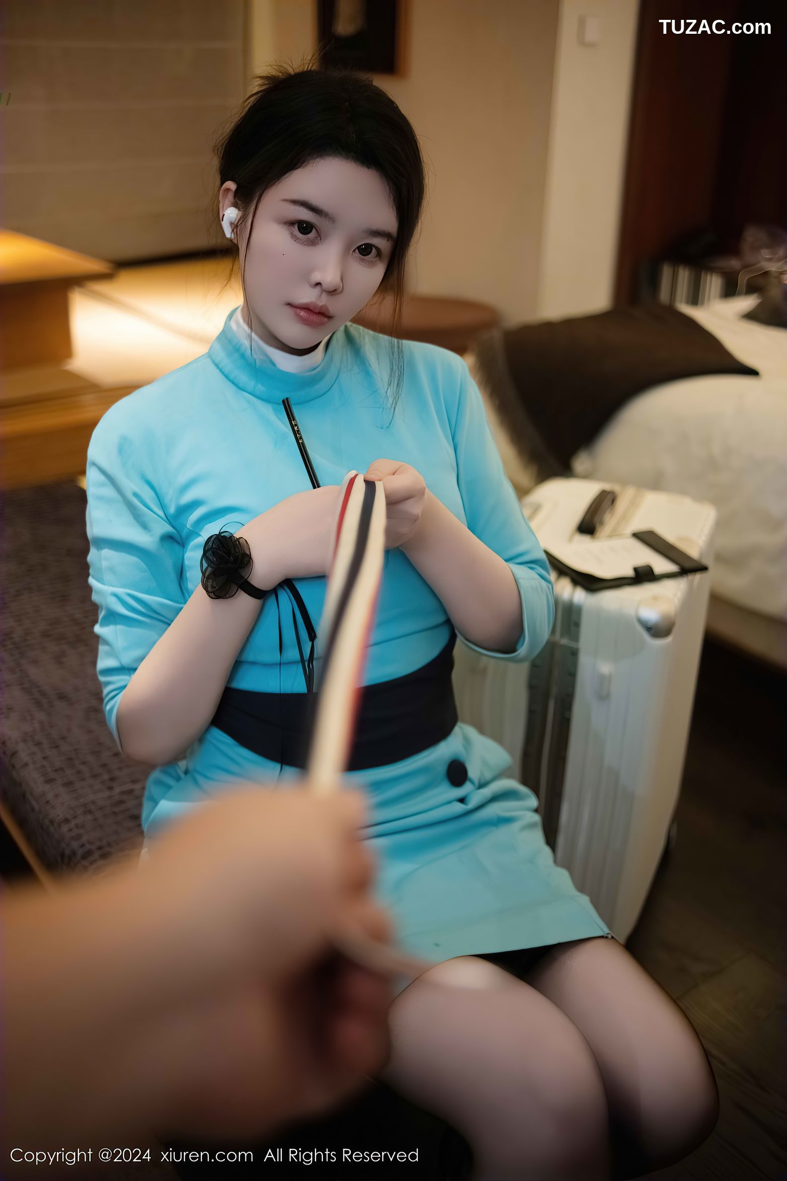 XiuRen秀人网-9609-樱桃小犊子-绿色空姐装黑色蕾丝内衣吊带袜黑丝爆乳-2024.12.17