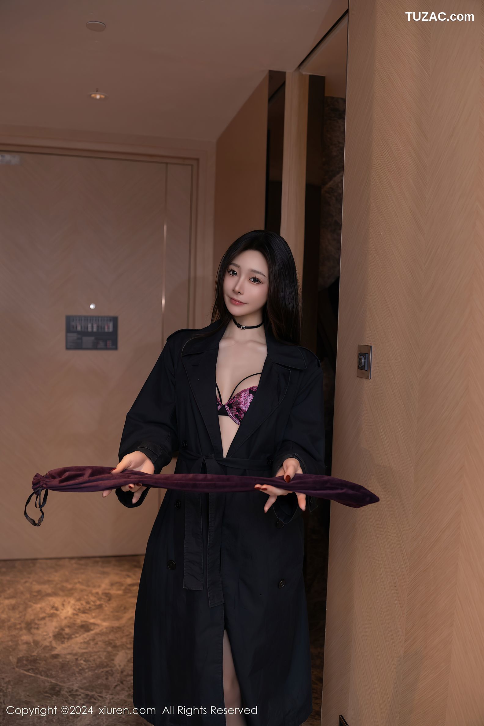 XiuRen秀人网-9672-小逗逗-黑色大衣紫色内衣黑丝吊带袜-2024.12.27