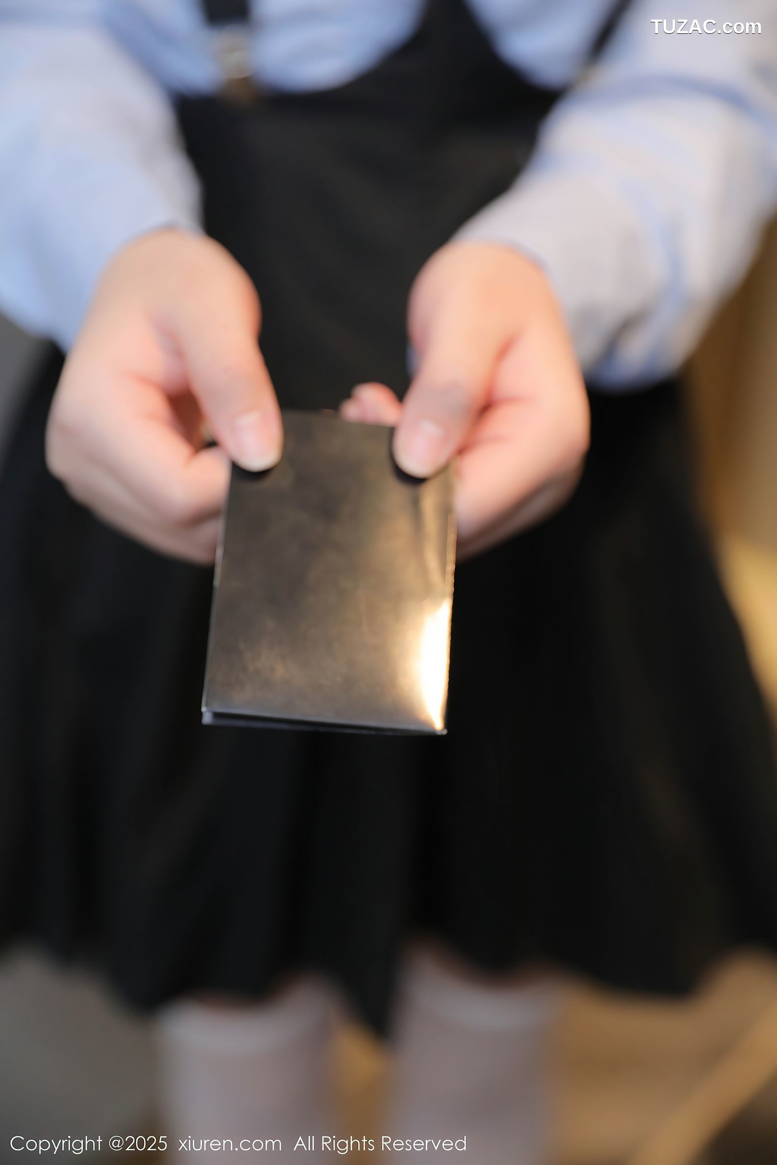 XiuRen秀人网-9819-爱酱里-蓝衬衫黑色百褶裙白丝萝莉少女爆乳-2025.01.25