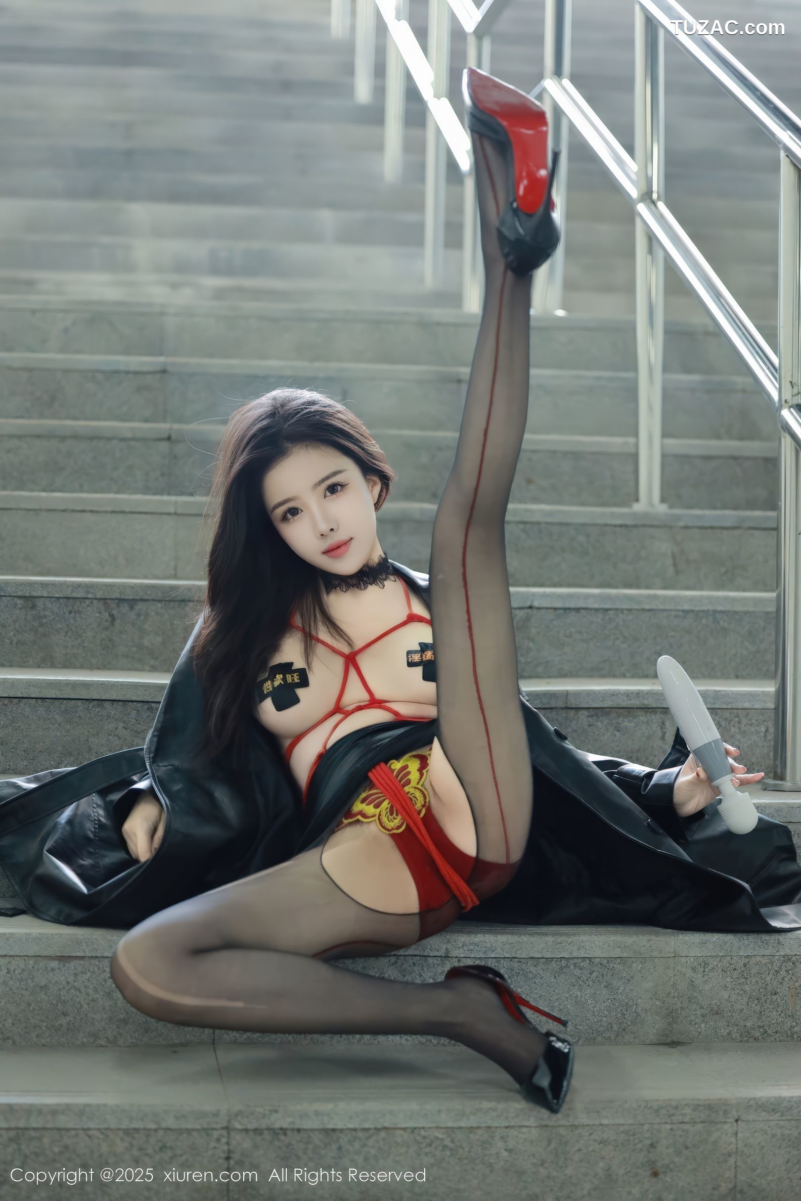 XiuRen秀人网-9855-唐翩翩-黑风衣真空红色情趣绑带内衣黑丝爆乳户外露出-2025.02.08