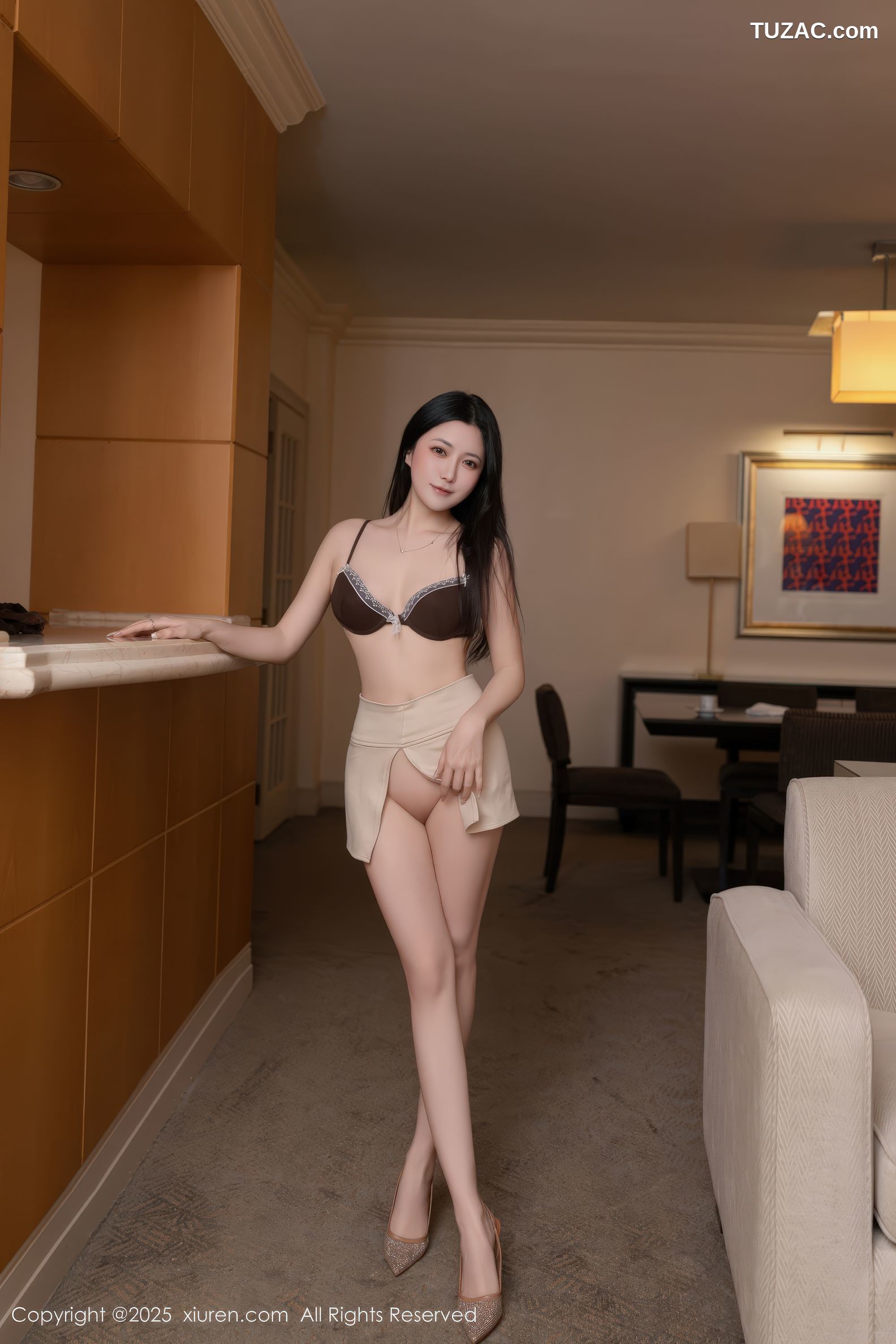 XiuRen秀人网-9859-鱼子酱Fish-浅色超短裙褐色丝袜-2025.02.08