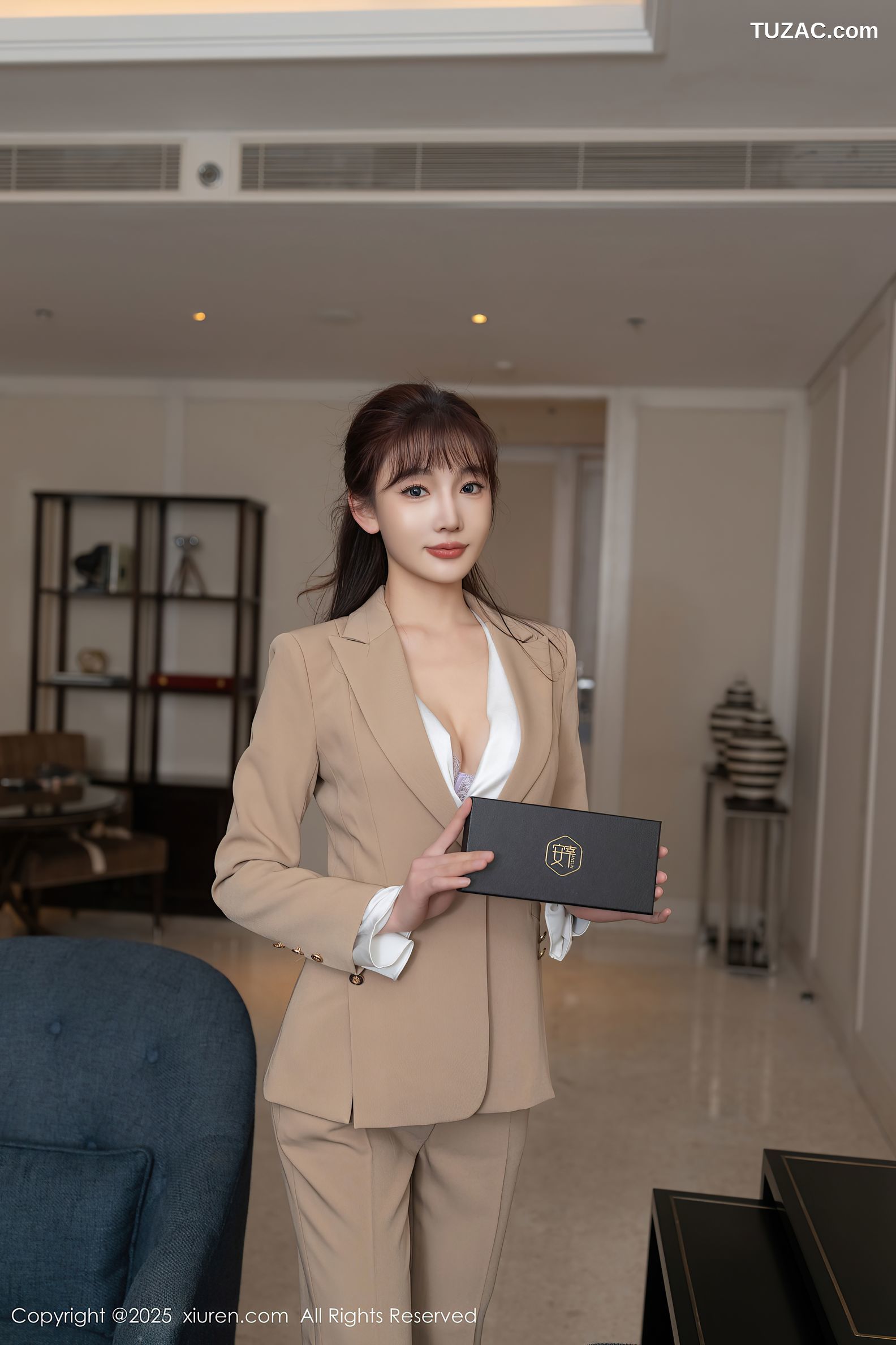 XiuRen秀人网-9881-陆萱萱-OL棕色套装紫色内衣黑丝-2025.02.13