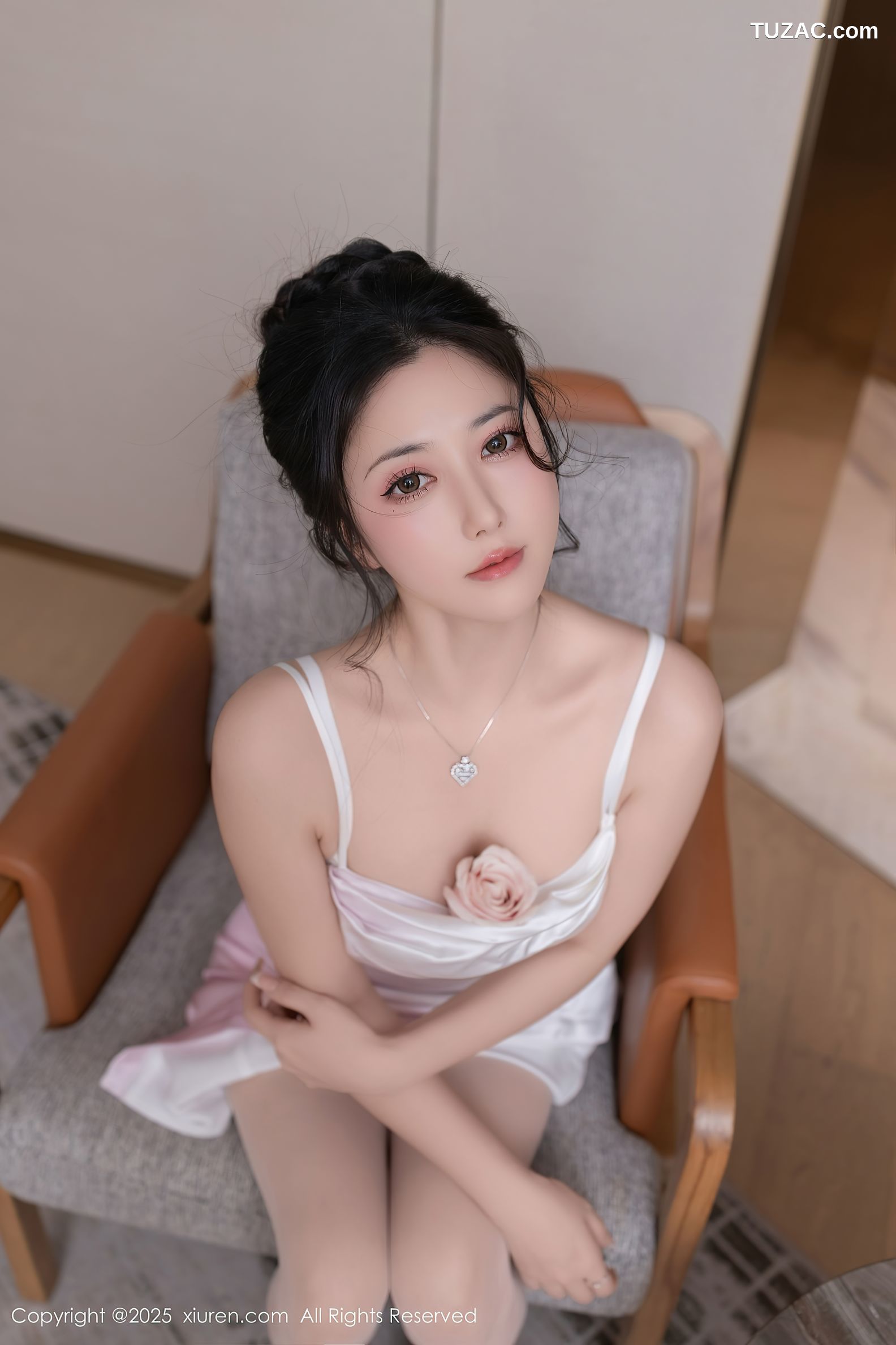 XiuRen秀人网-9907-鱼子酱Fish-白色吊带礼裙玫瑰花束白色内衣爆乳-2025.02.19