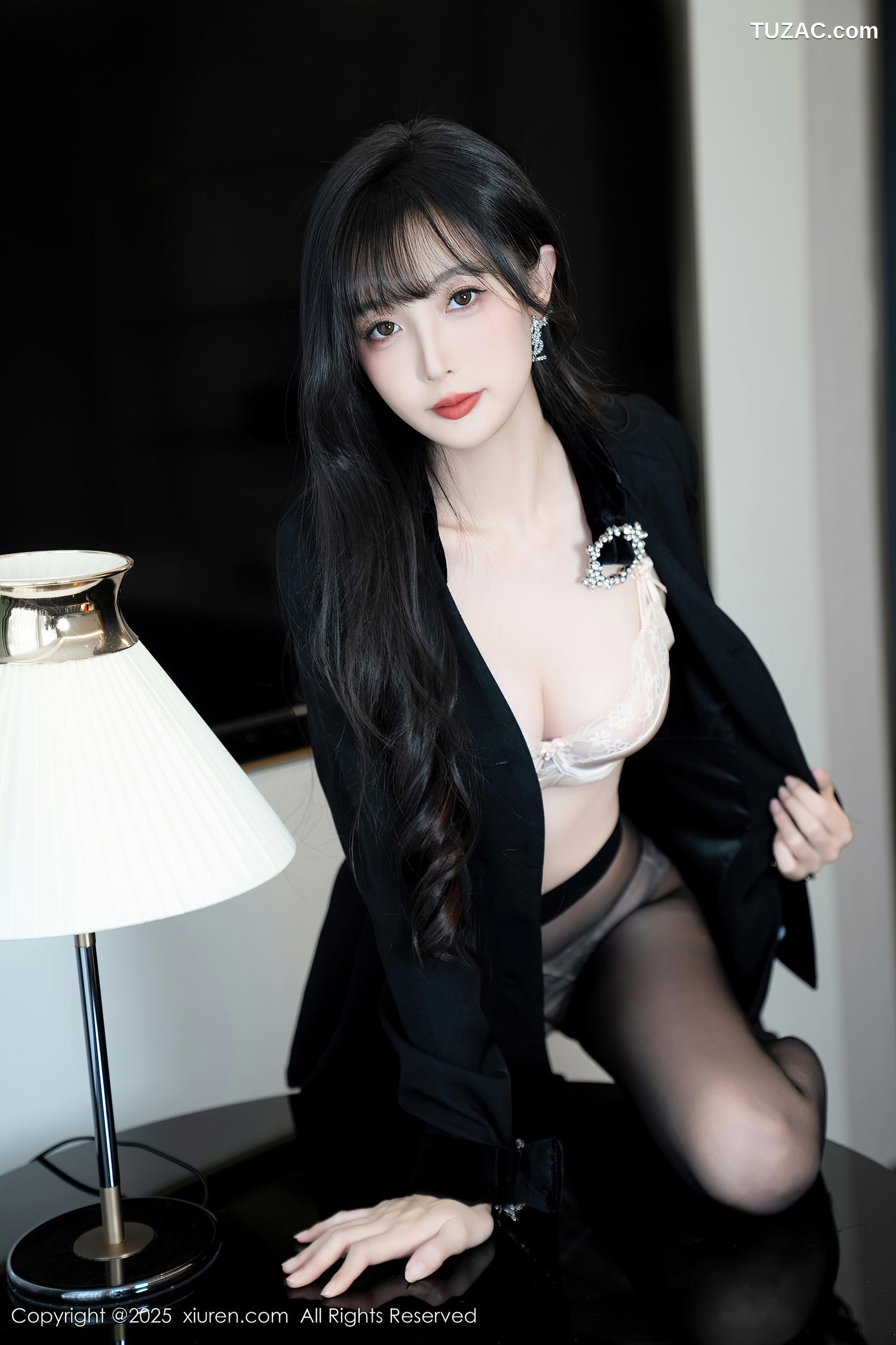 XiuRen秀人网-9918-樱桃小阑子-黑色短大衣白色内衣黑丝-2025.02.21