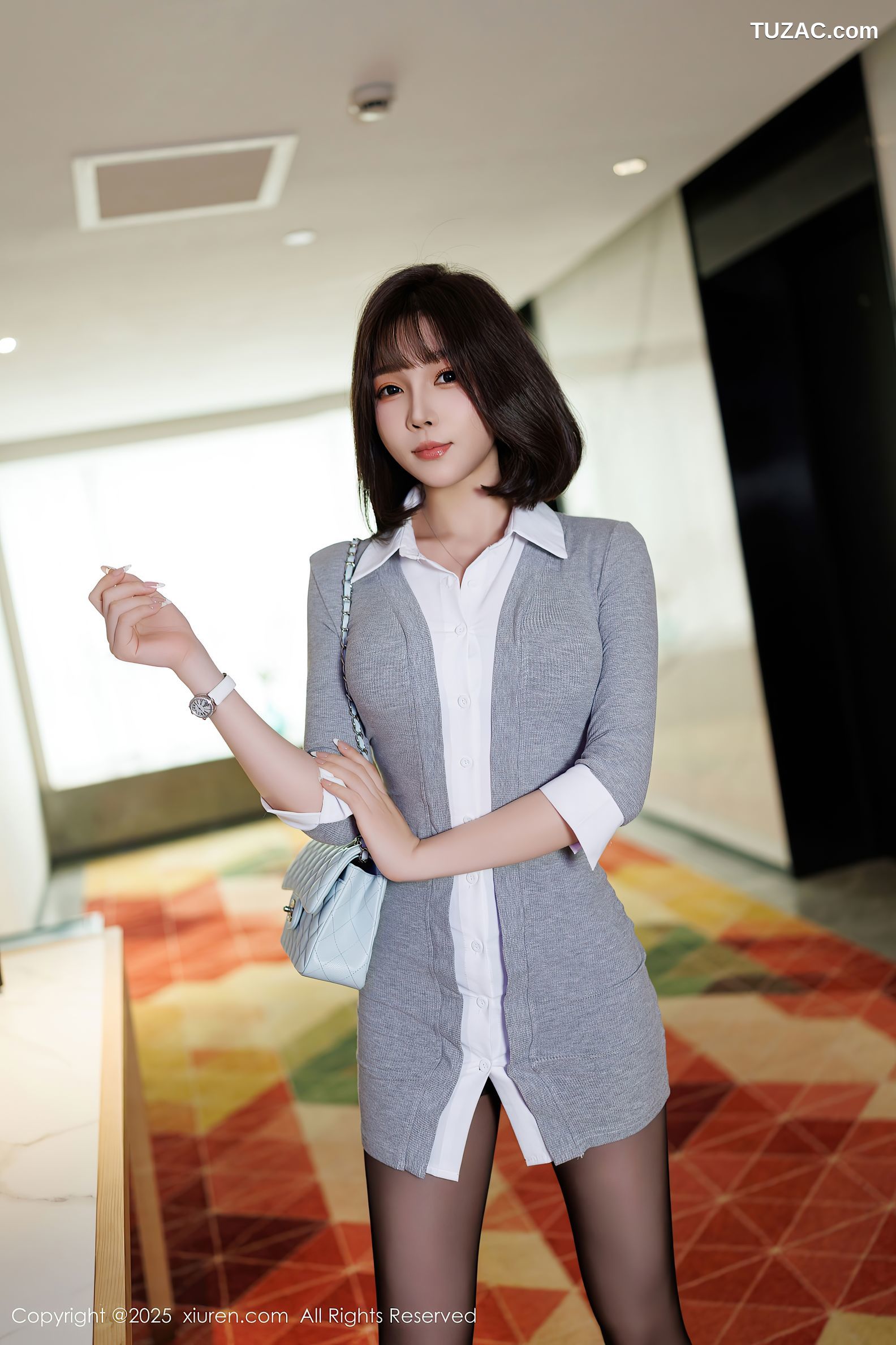 XiuRen秀人网-9978-徐莉芝Booty-灰色针织连衣短裙黑丝白蕾丝内衣-2025.03.06