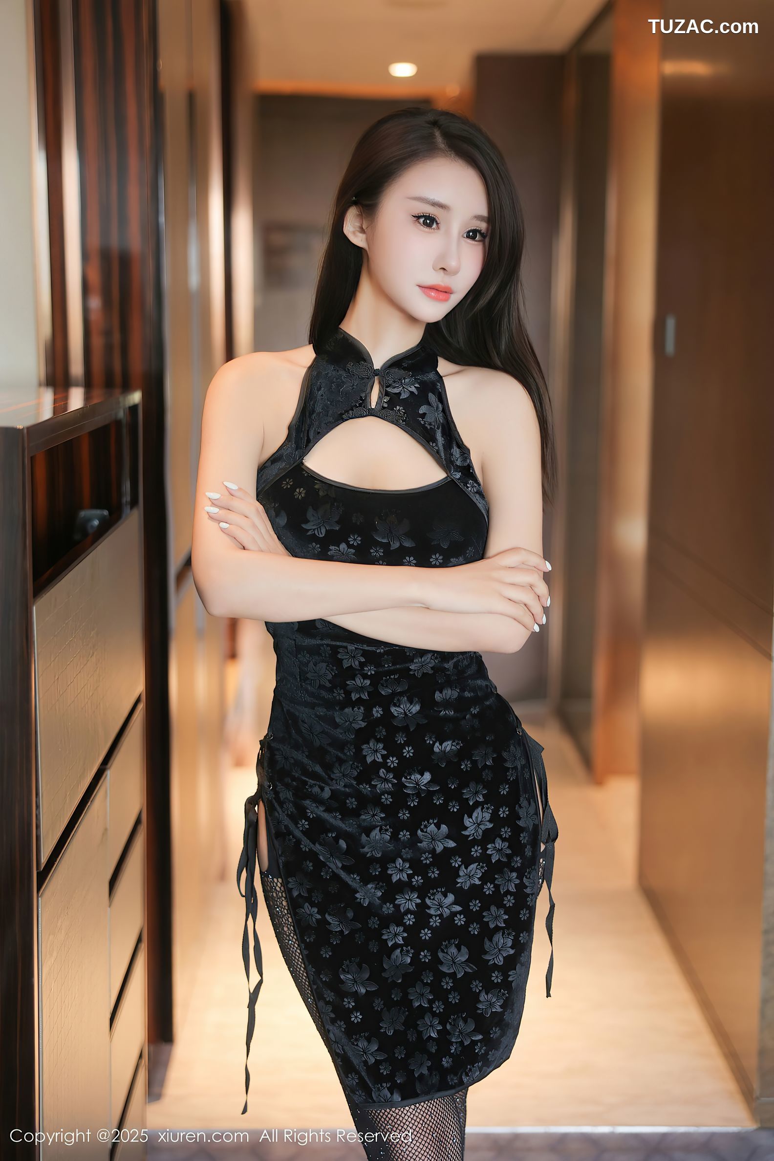 XiuRen秀人网-9990-艺艺yiyi-情趣黑色短旗袍黑丝-2025.03.10
