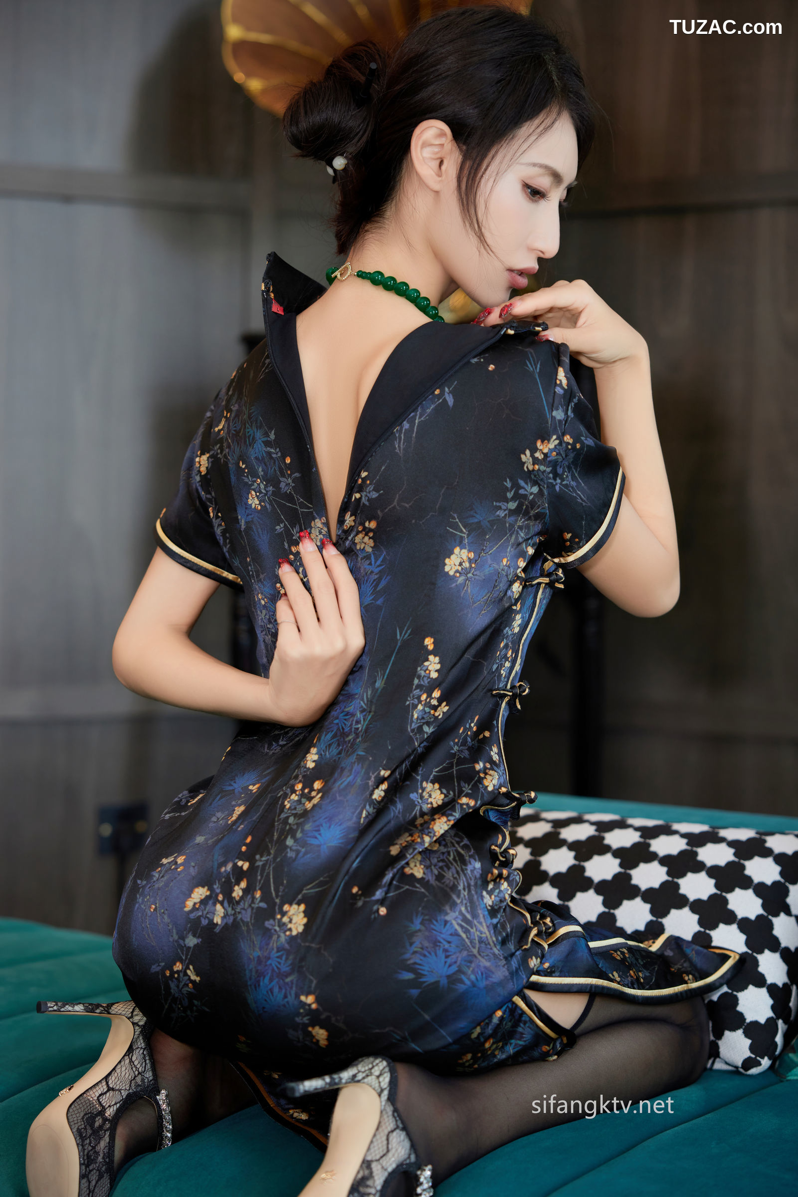 XR-Uncensored-lingyu69-性感民國風旗袍-古典美三點全漏-鮑魚粉嫩-XiuRen秀人网-7656-内购私拍