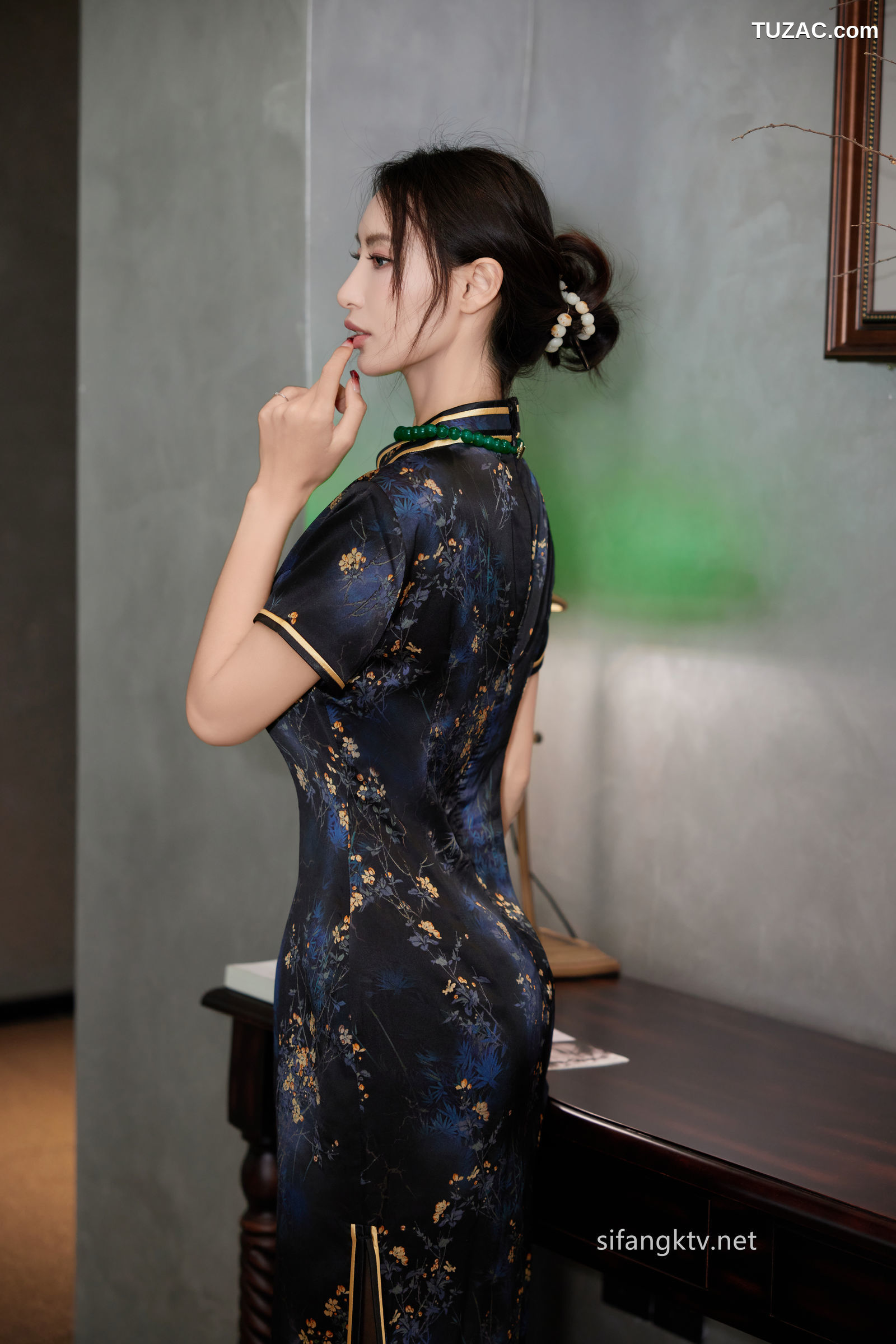 XR-Uncensored-lingyu69-性感民國風旗袍-古典美三點全漏-鮑魚粉嫩-XiuRen秀人网-7656-内购私拍
