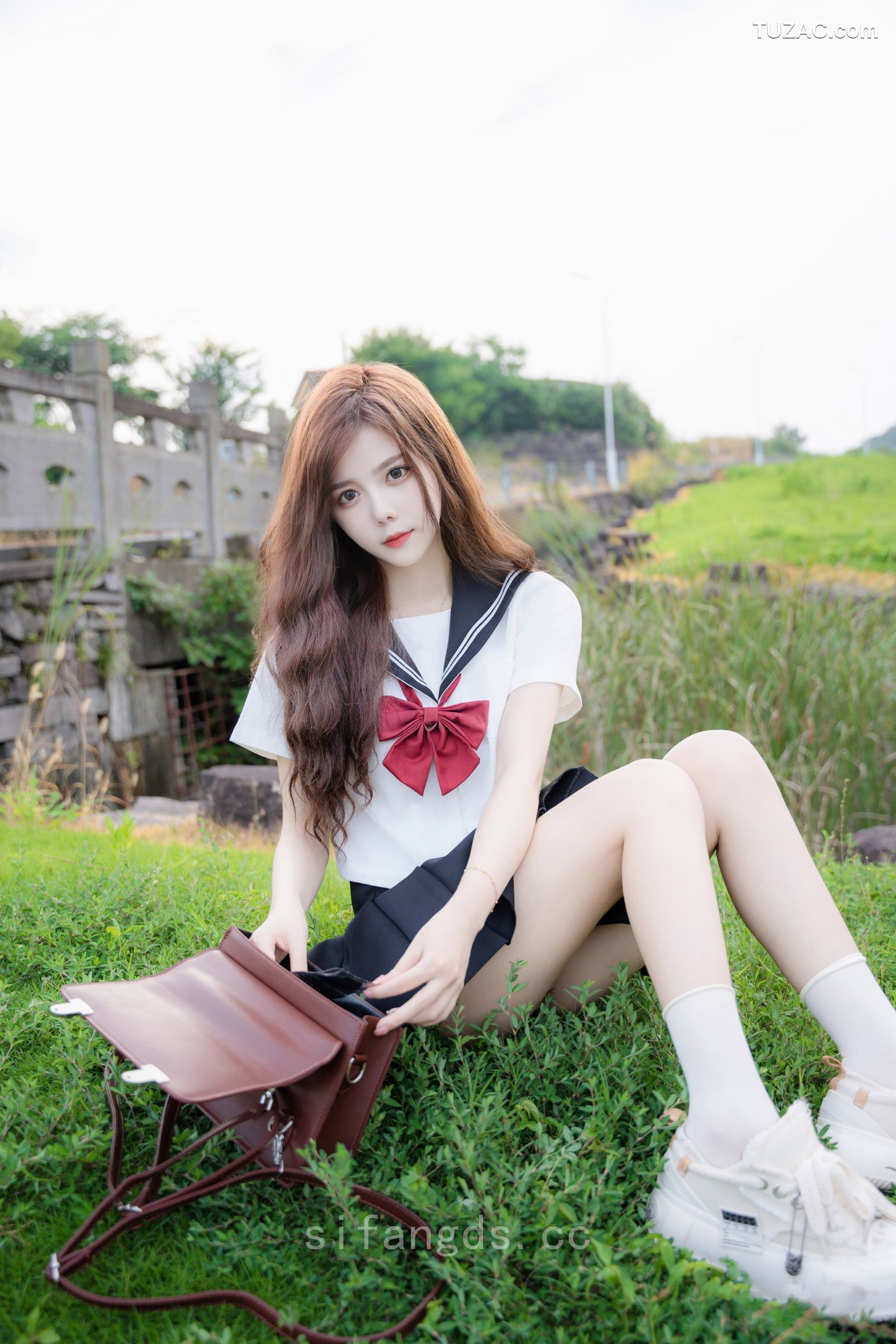XR-Uncensored-拍黄瓜-纯真与活力的完美结合-XiuRen秀人网-8948-学生装水手服深灰短裙-2024.08.01