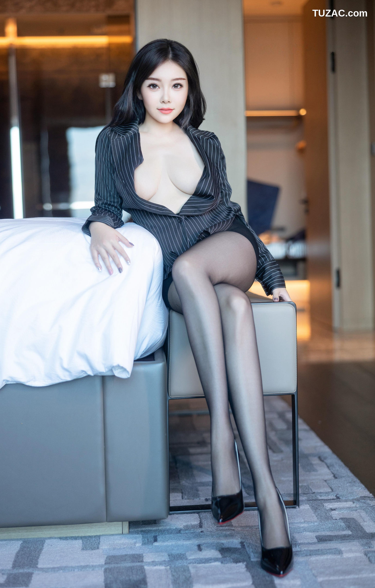 XR-Uncensored-白洁Bessie-你的极品少妇女秘书-XiuRen秀人网-9410-OL黑条纹制服短裙黑丝爆乳-2024.11.07
