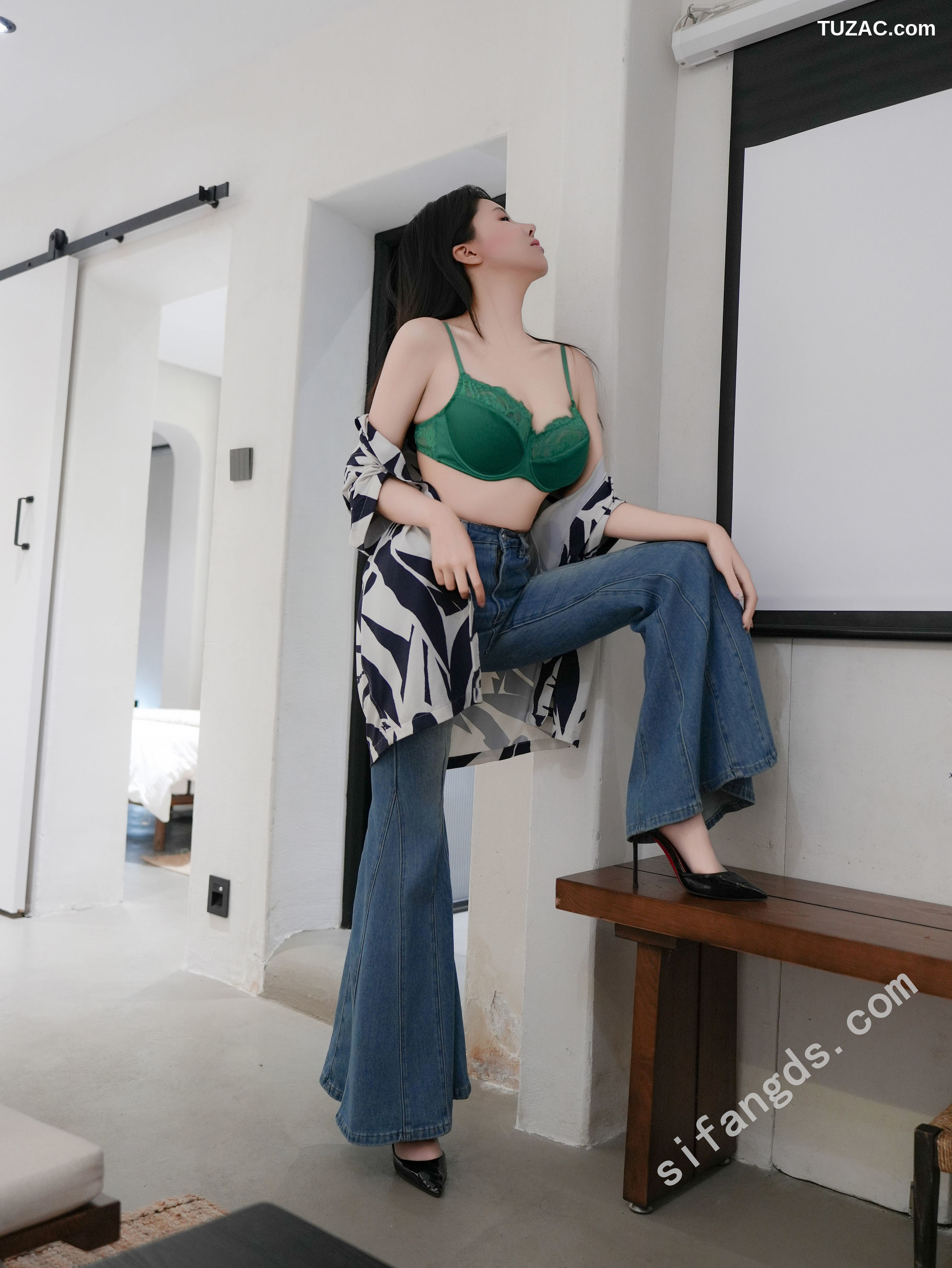 XR-Uncensored-袁圆-牛仔裤里的灰丝-XiuRen秀人网-10260-内购私拍-2025.05.09