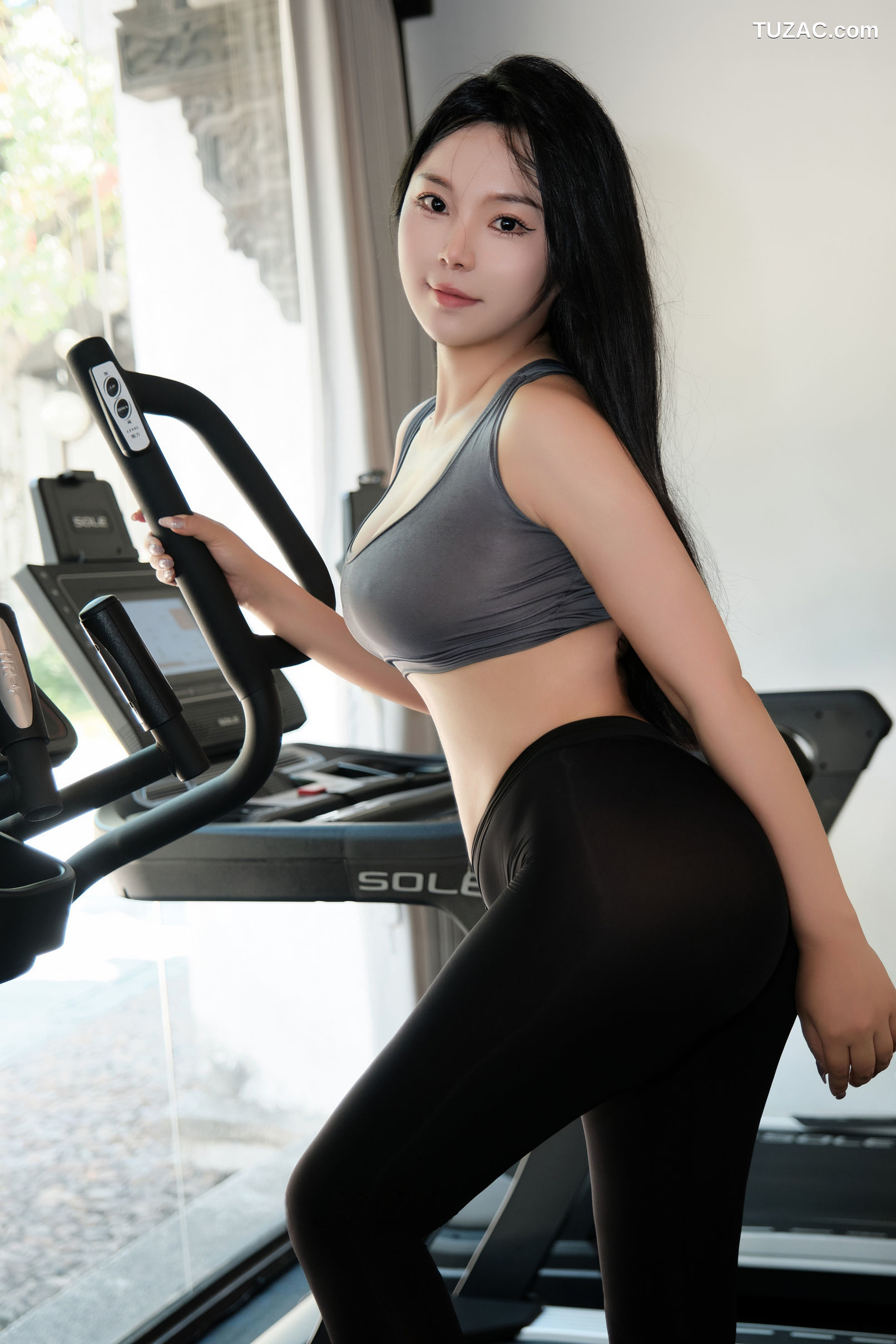 XR-Uncensored-麦田-健身房中的故事-XiuRen秀人网-9540-健身美女灰背心黑色紧身裤爆乳-2024.12.03