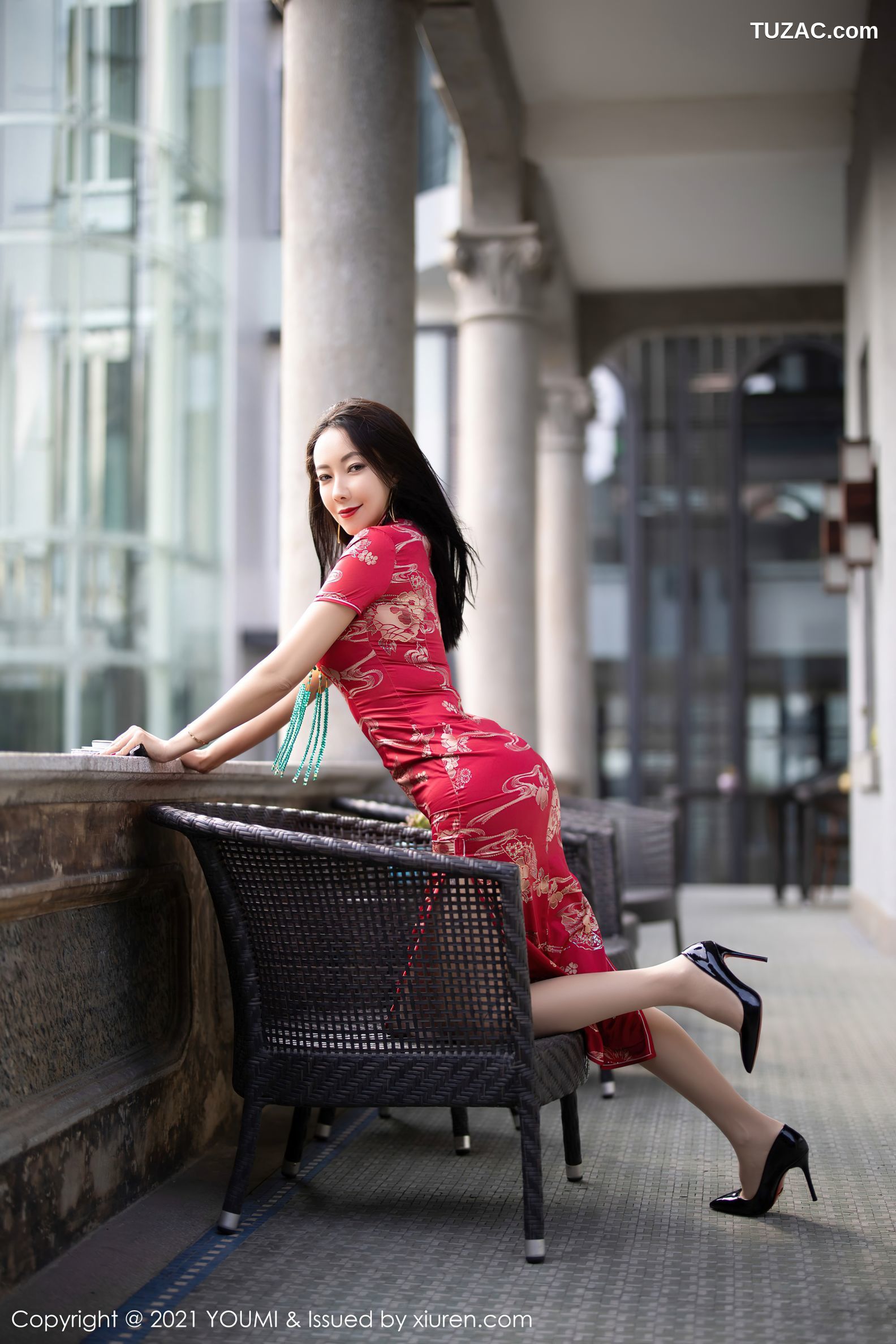 YouMi尤蜜荟-598-果儿-杭州旅拍鲜艳古典旗袍半脱露豪乳