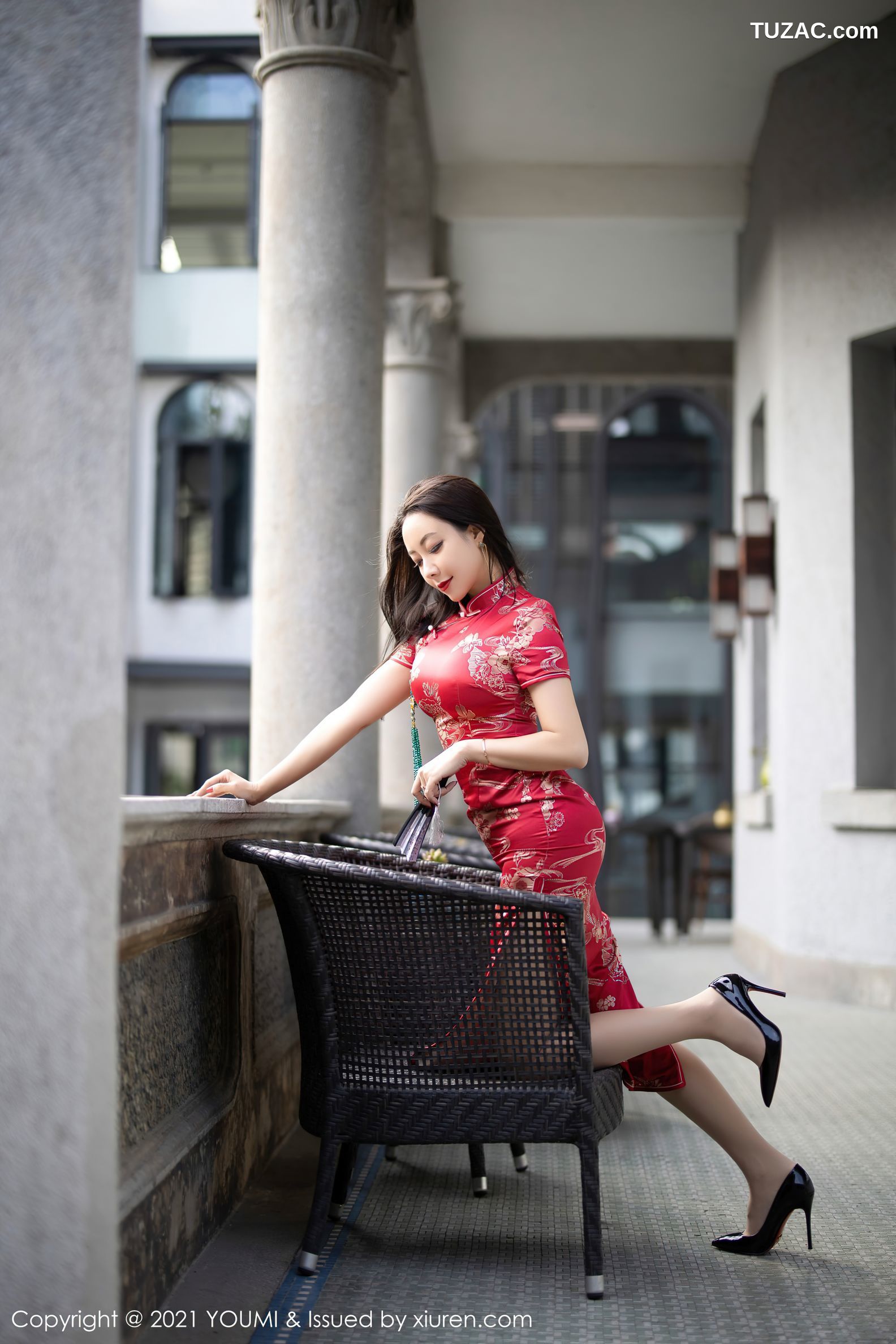 YouMi尤蜜荟-598-果儿-杭州旅拍鲜艳古典旗袍半脱露豪乳