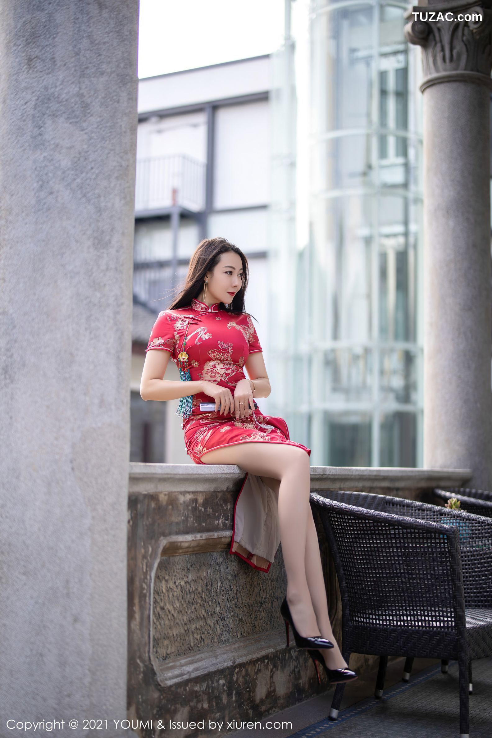 YouMi尤蜜荟-598-果儿-杭州旅拍鲜艳古典旗袍半脱露豪乳