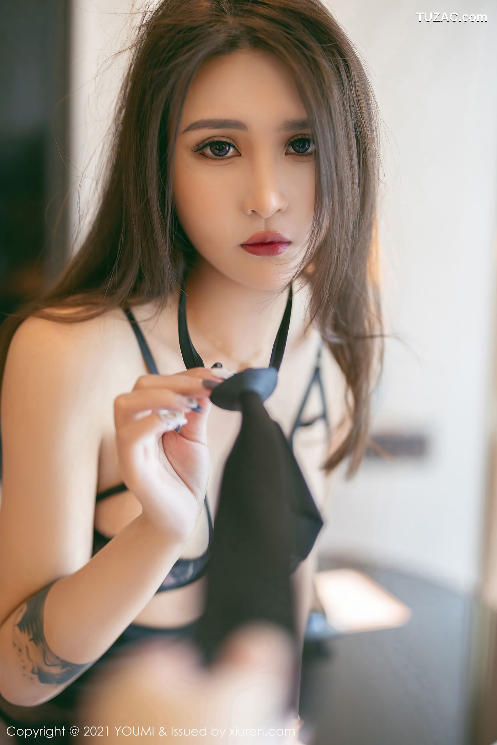 YouMi尤蜜荟-648-Emily顾奈奈-澳门旅拍-黑丝裤袜丁字裤